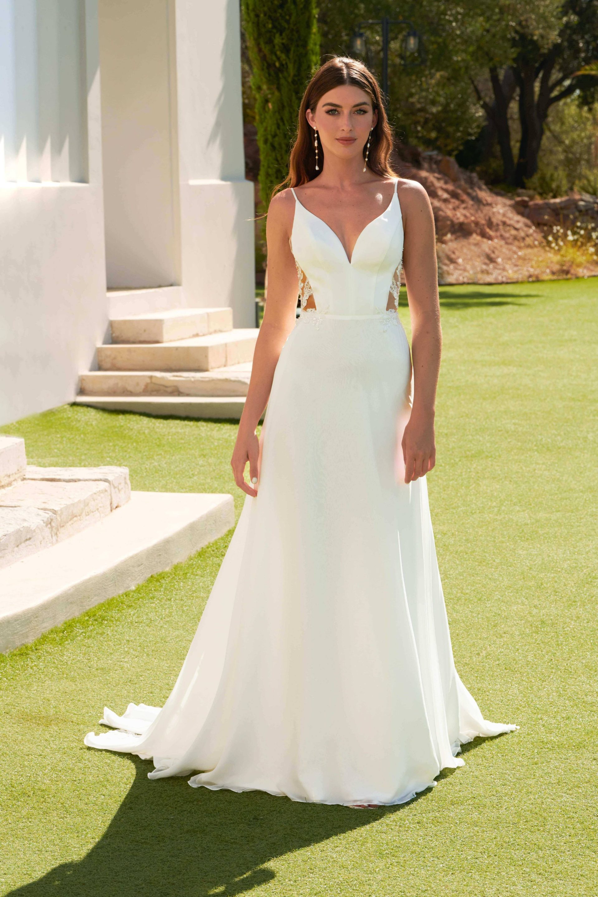 Robe de mariée Ivana en crêpe, coupe sirène élégante avec décolleté raffiné.
