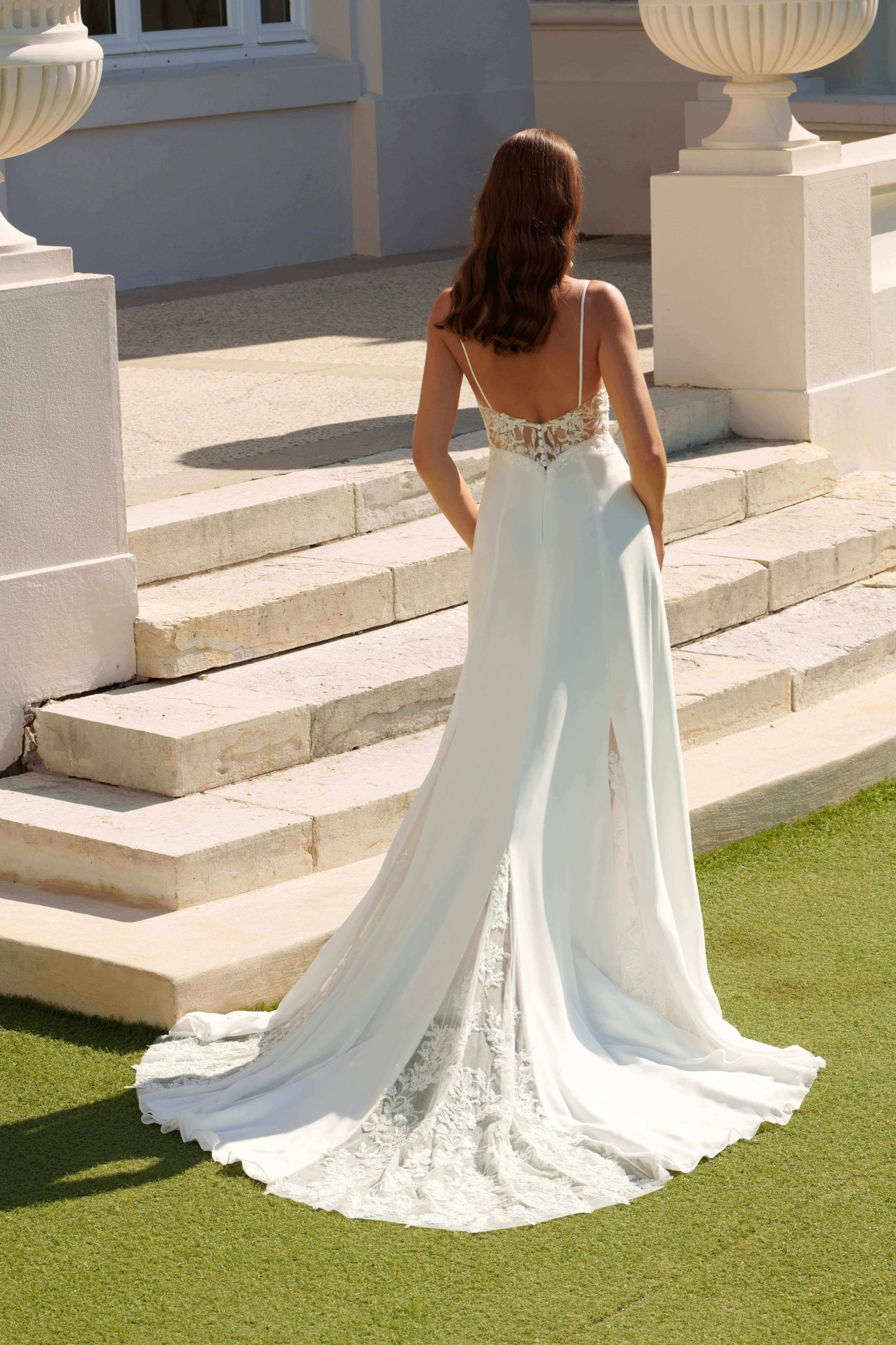 Robe de mariée Ivana en crêpe, traîne ovale de 60 cm avec dos délicatement travaillé.