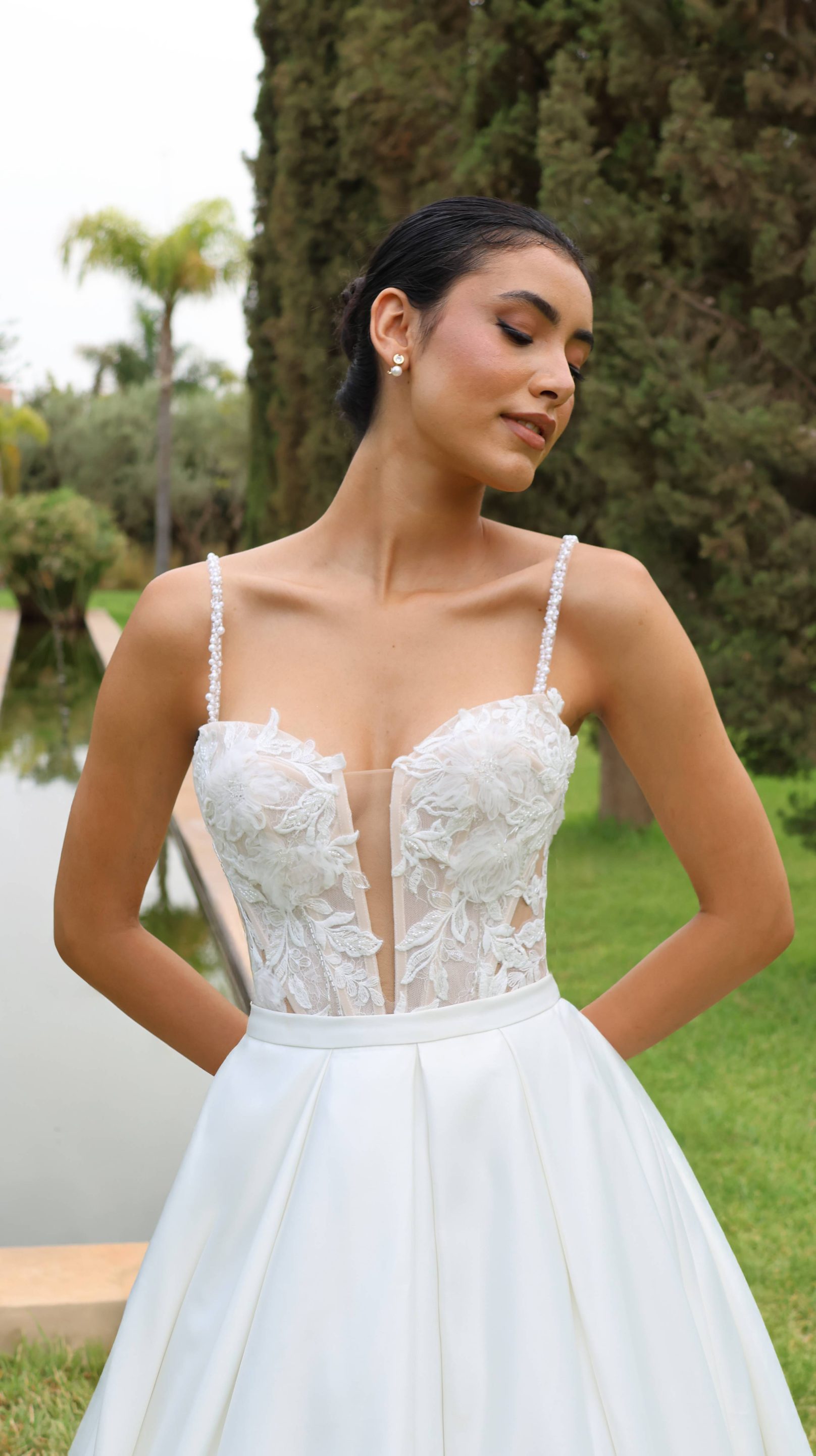 Photo de la robe de mariée Calista, confectionnée dans notre atelier à Toulouse, avec un haut en dentelle 3D et une jupe fluide en satin.