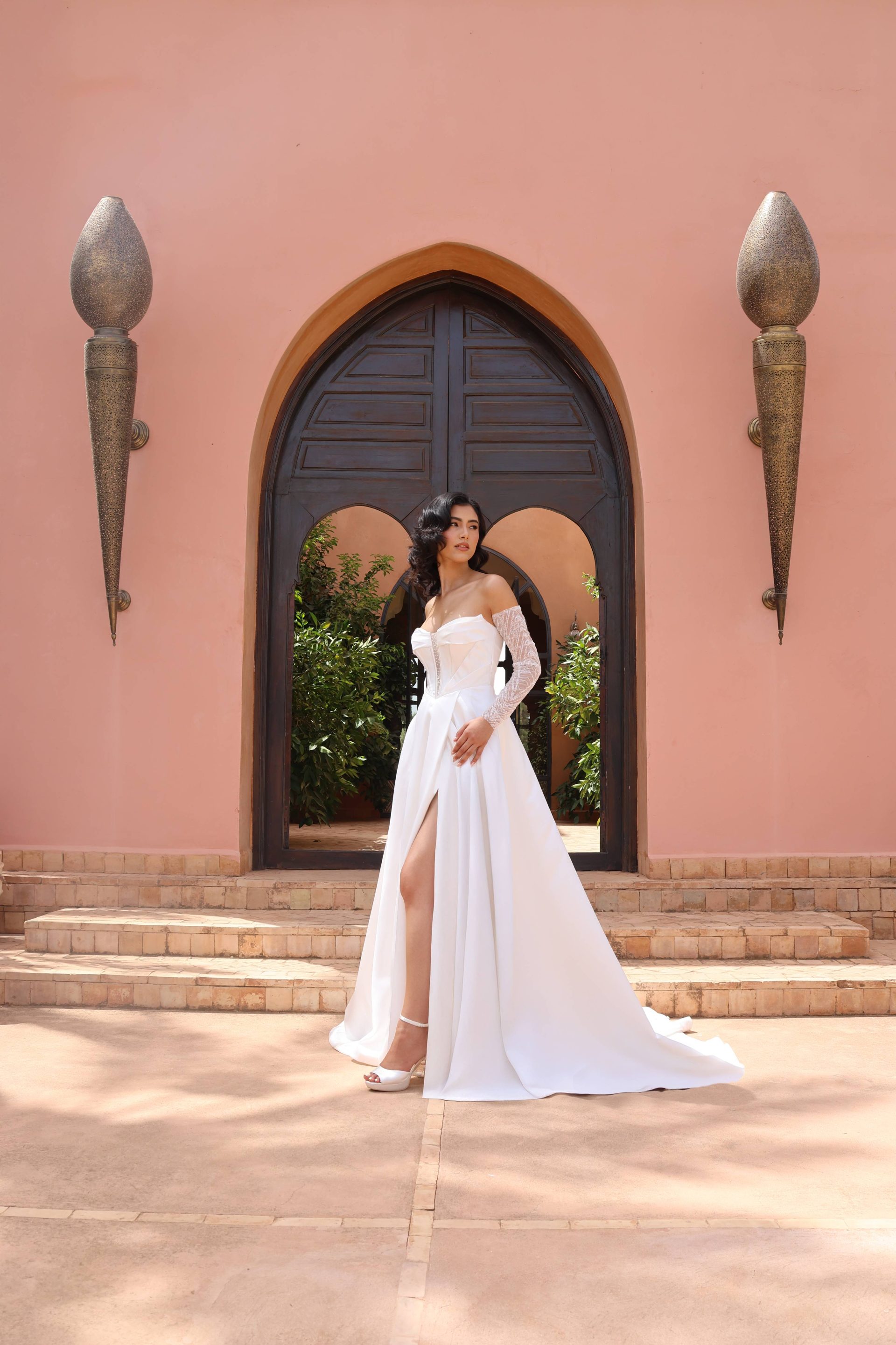 Robe de mariée Velia, coupe A-line épurée et élégante avec manches tombantes, sur-mesure dans notre atelier à Toulouse.