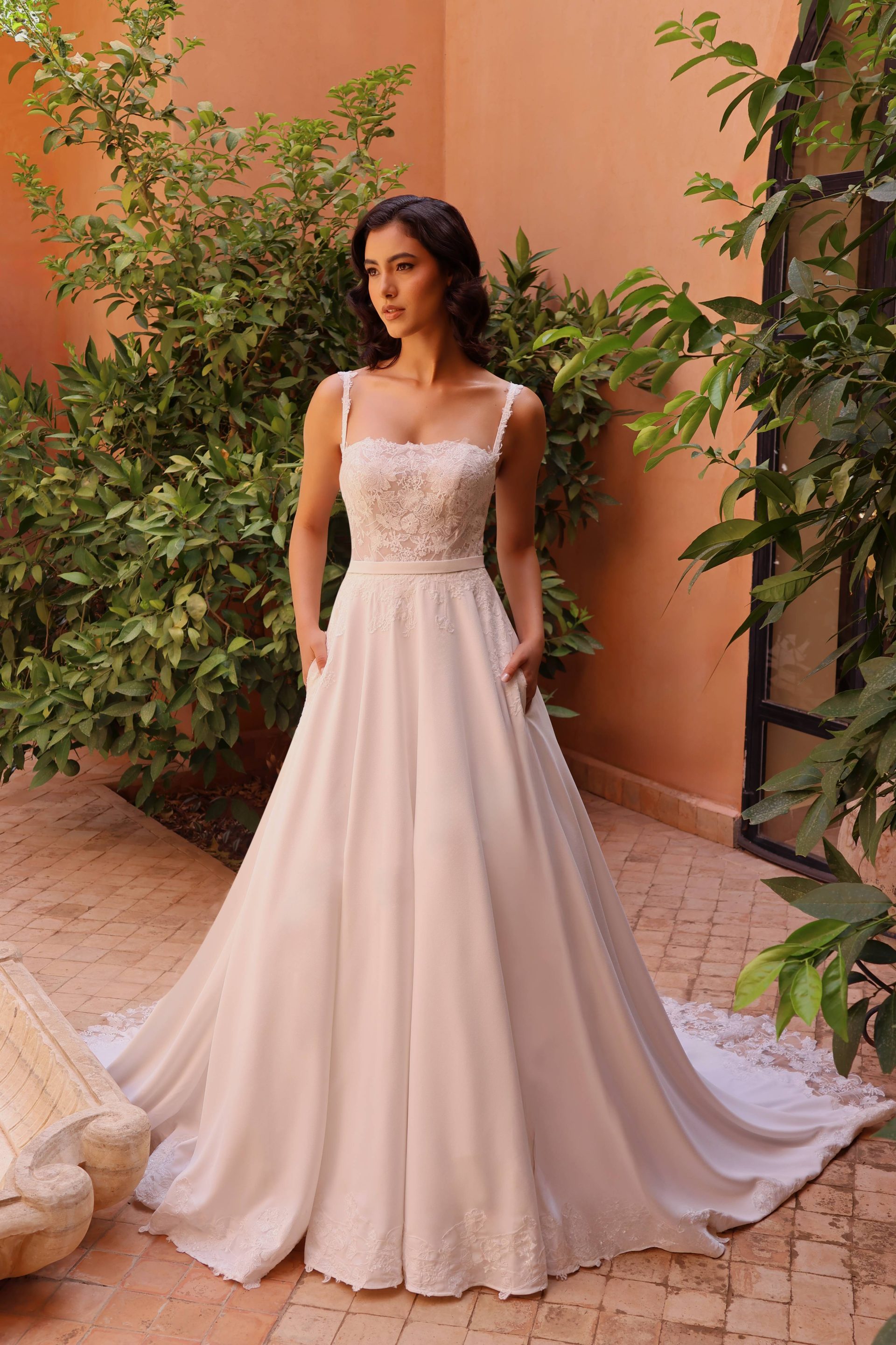 Dos de la robe de mariée Althéa, avec boutons raffinés descendant jusqu’à la traîne en dentelle.