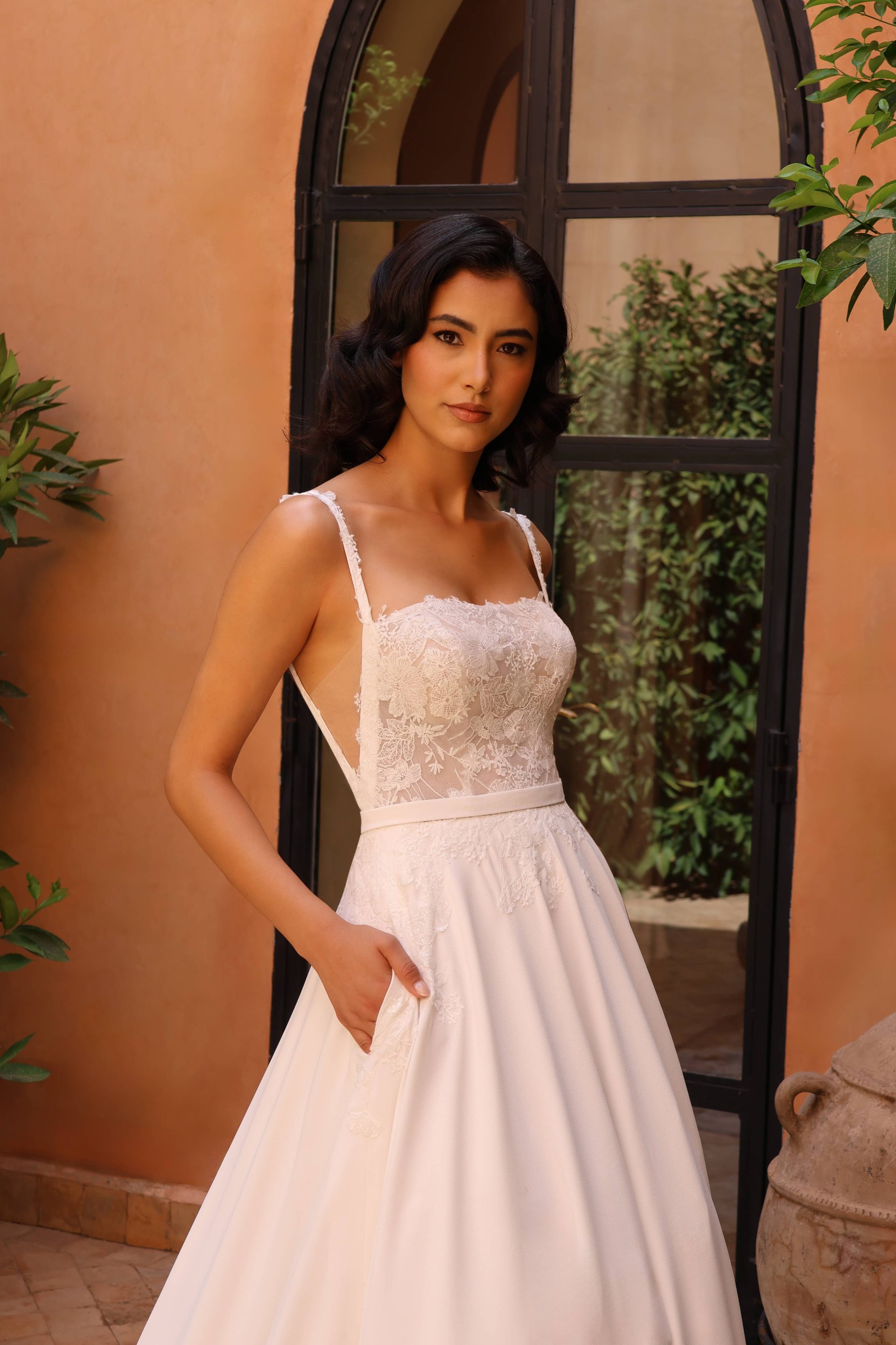 Robe de mariée évasée en crêpe Althéa, sur-mesure à Toulouse.