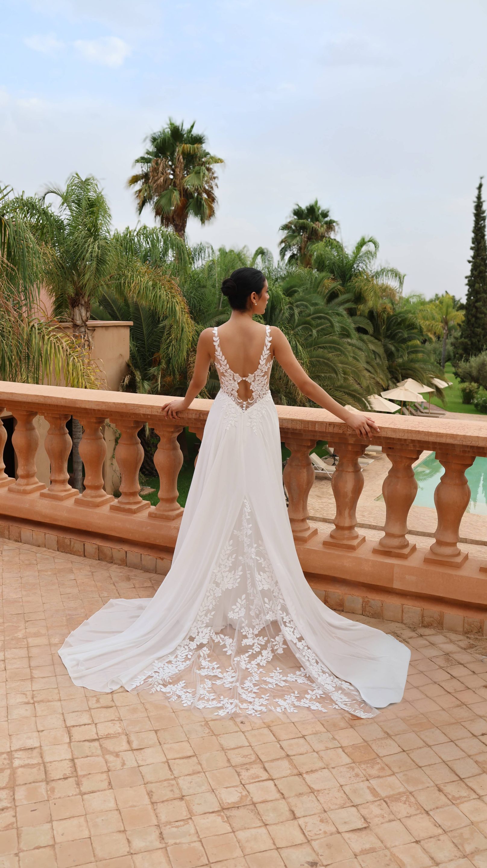 Robe de mariée bohème Florea avec jupe fluide en mousseline de soie et quille en dentelle.