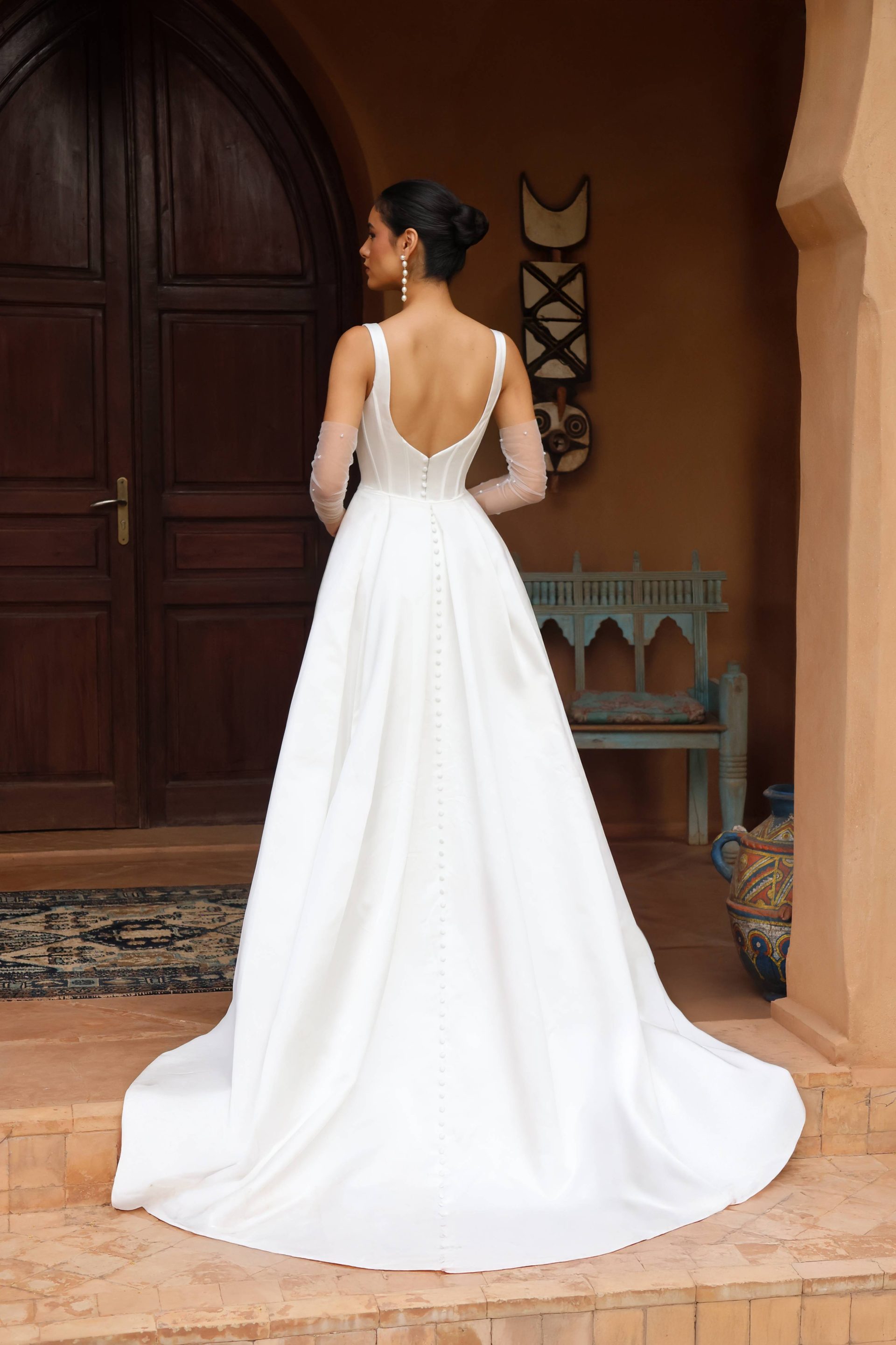 Dos de la robe de mariée sirène Sérèna avec traîne élégante, confection sur-mesure.