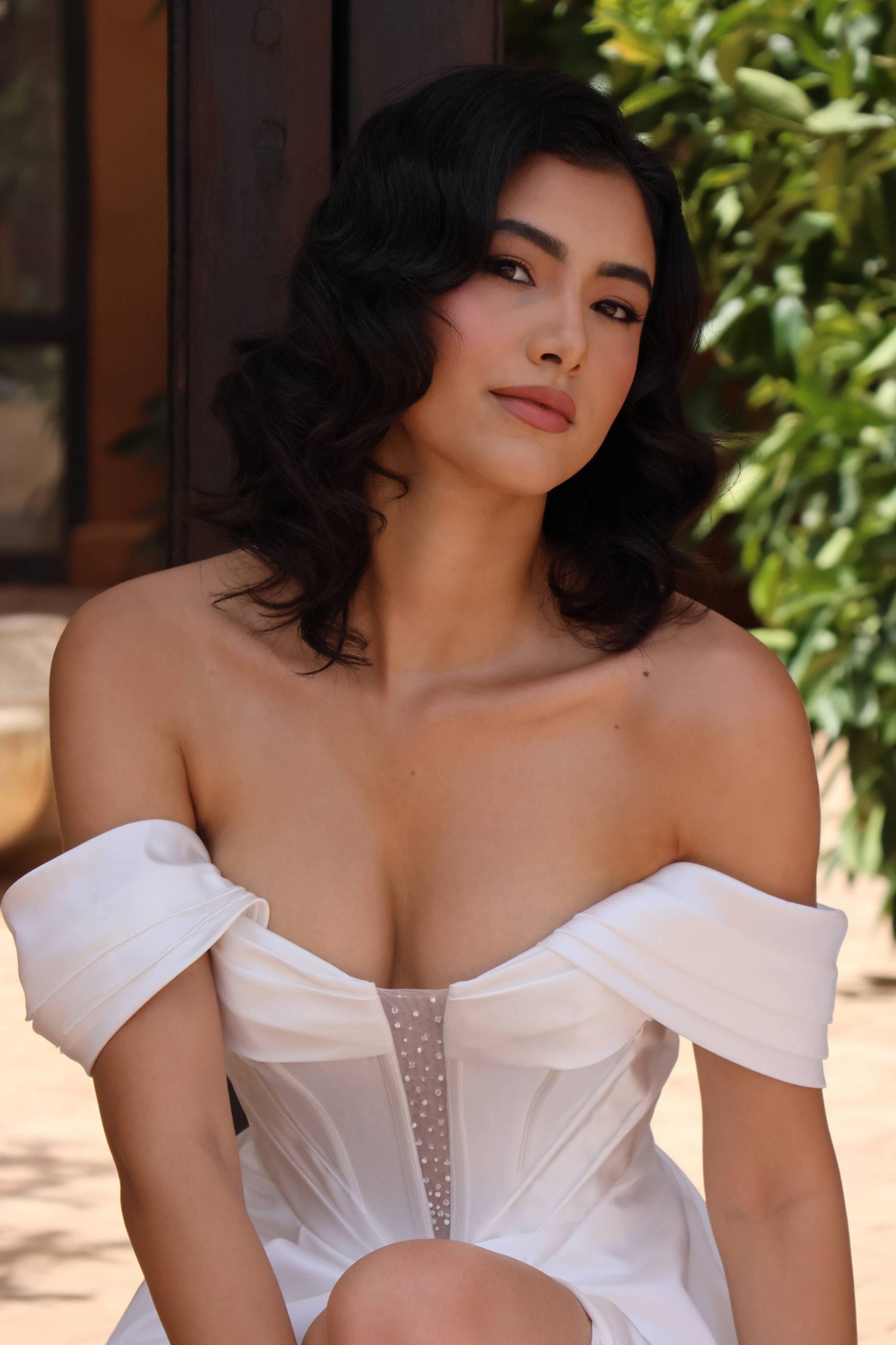 Robe de mariée Velia, coupe A-line épurée et élégante avec manches tombantes, sur-mesure dans notre atelier à Toulouse.