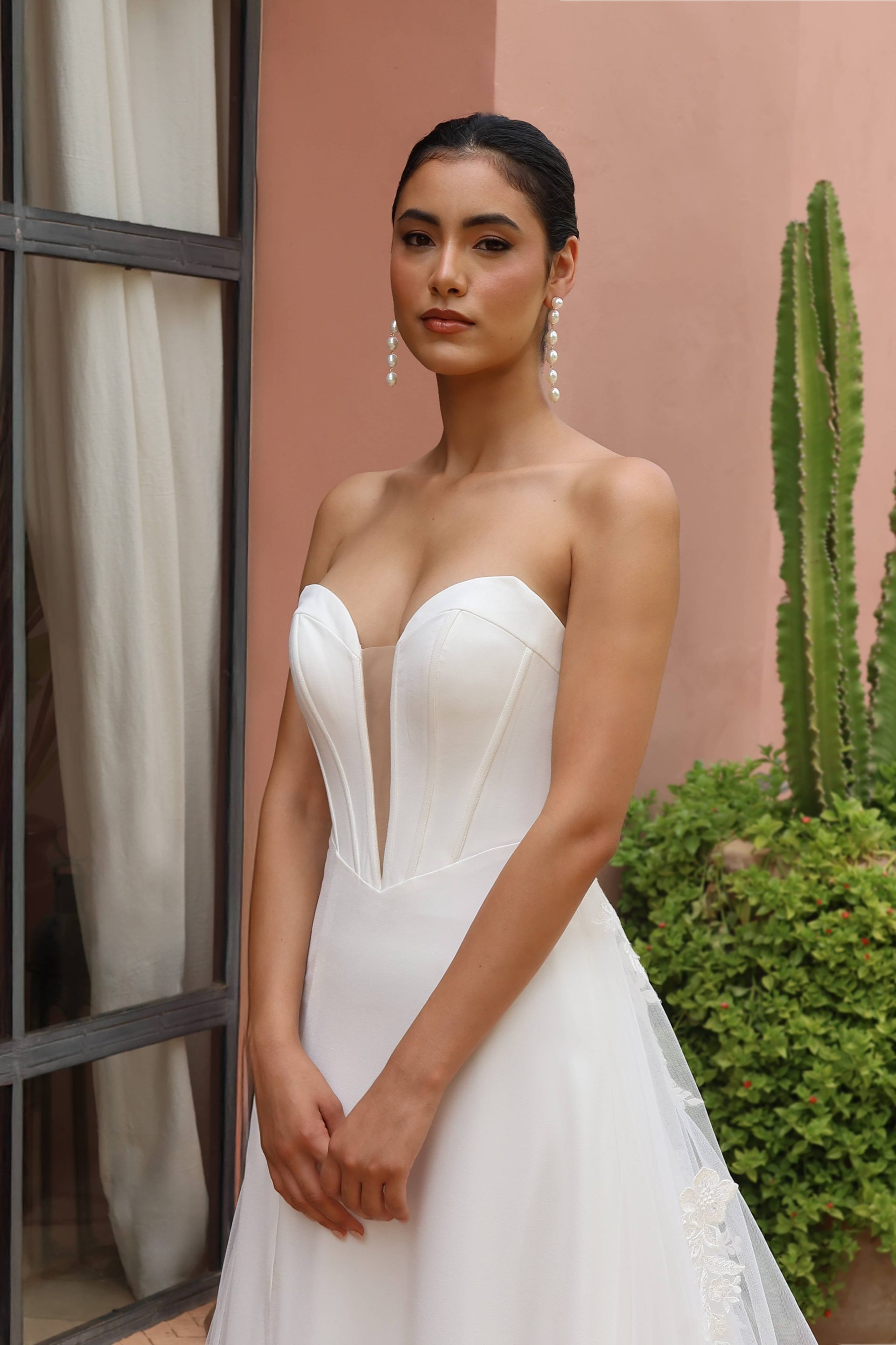 Robe de mariée, simple, long voile bleu iconique.