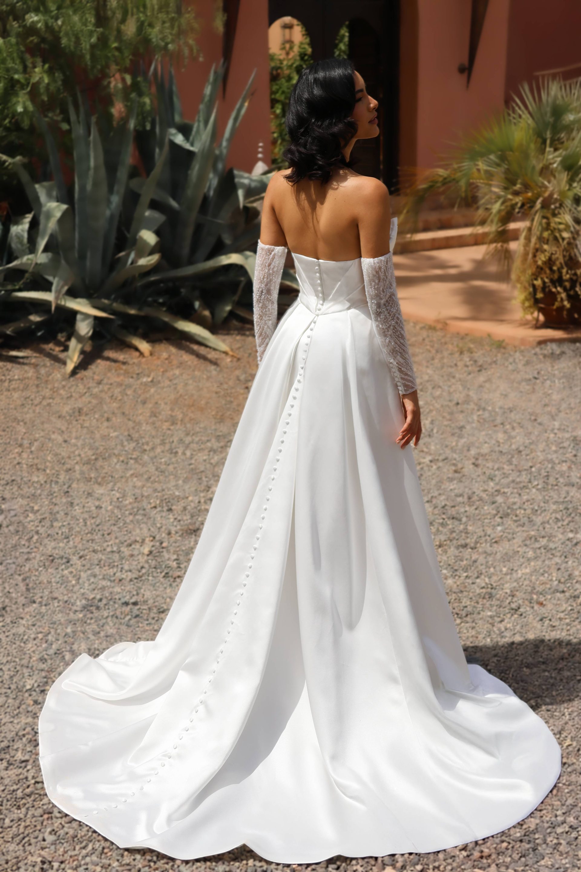 Robe de mariée Velia, coupe A-line épurée et élégante avec manches tombantes, sur-mesure dans notre atelier à Toulouse.
