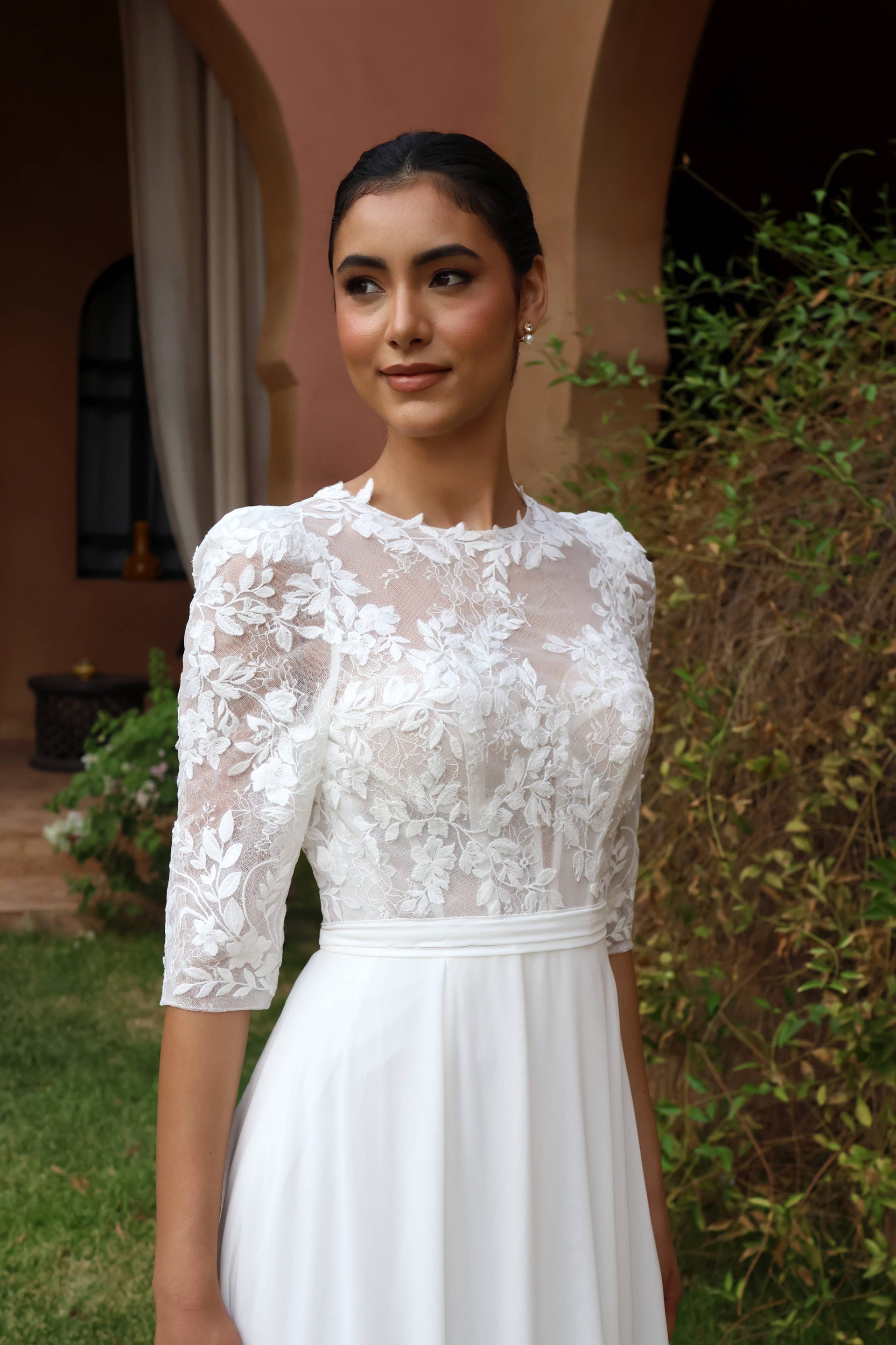 Détail des manches 3/4 en dentelle de la robe de mariée Lunaria, style bohème et raffiné.