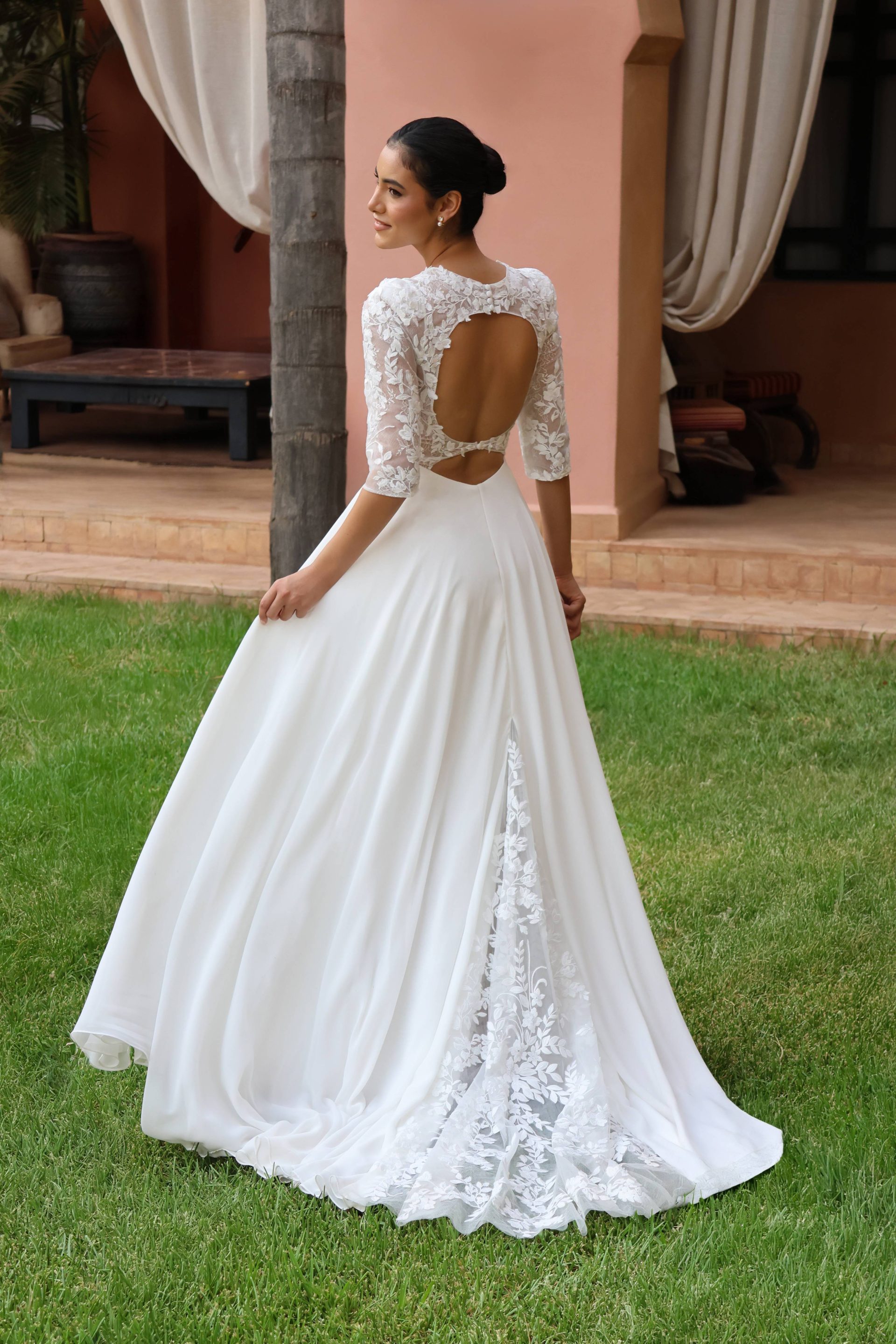 Vue de dos de la robe de mariée bohème Lunaria, dentelle délicate et traîne fluide.