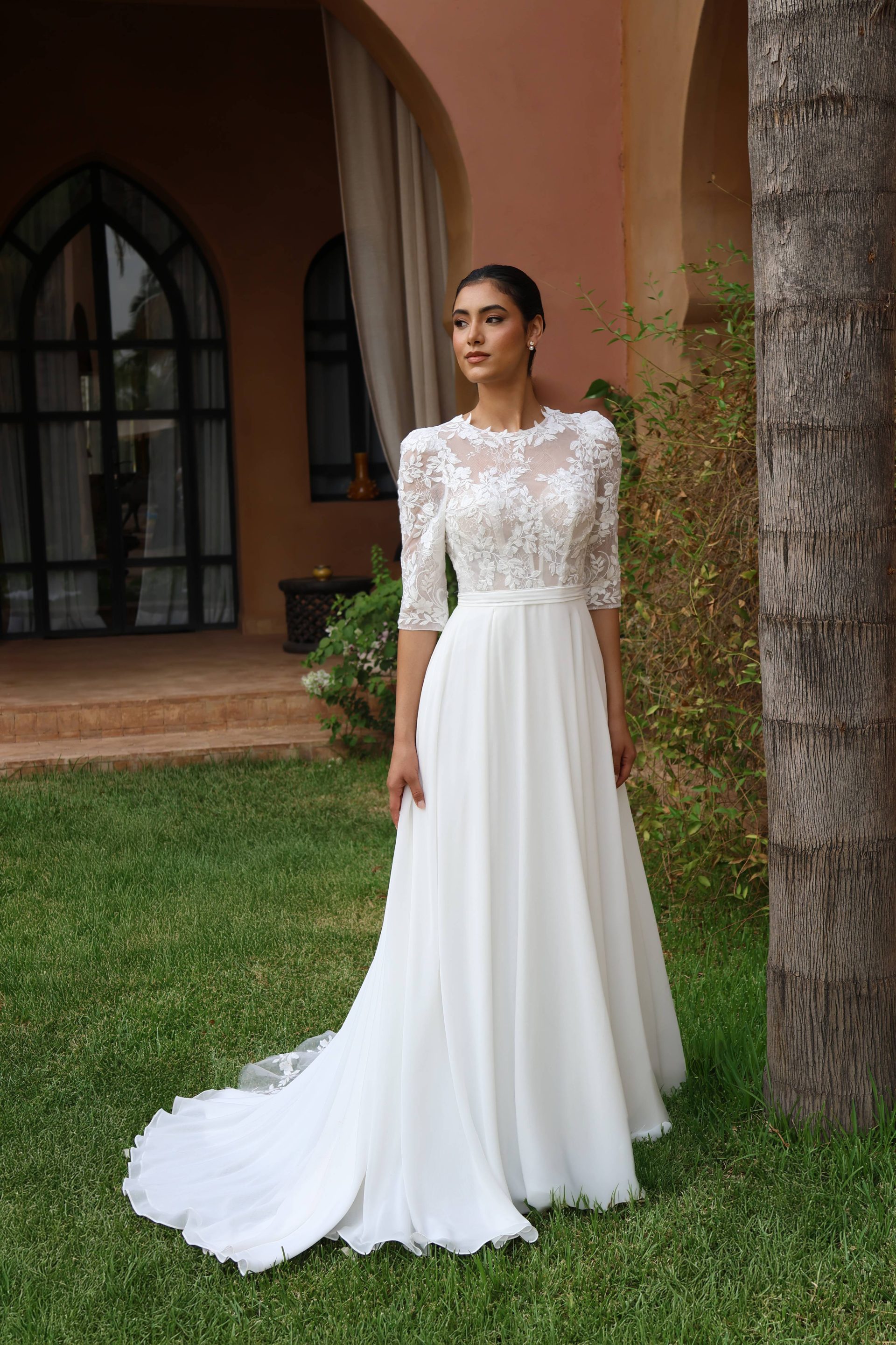 Robe de mariée bohème Lunaria, manches 3/4 en dentelle et jupe fluide en mousseline de soie, sur-mesure à Toulouse