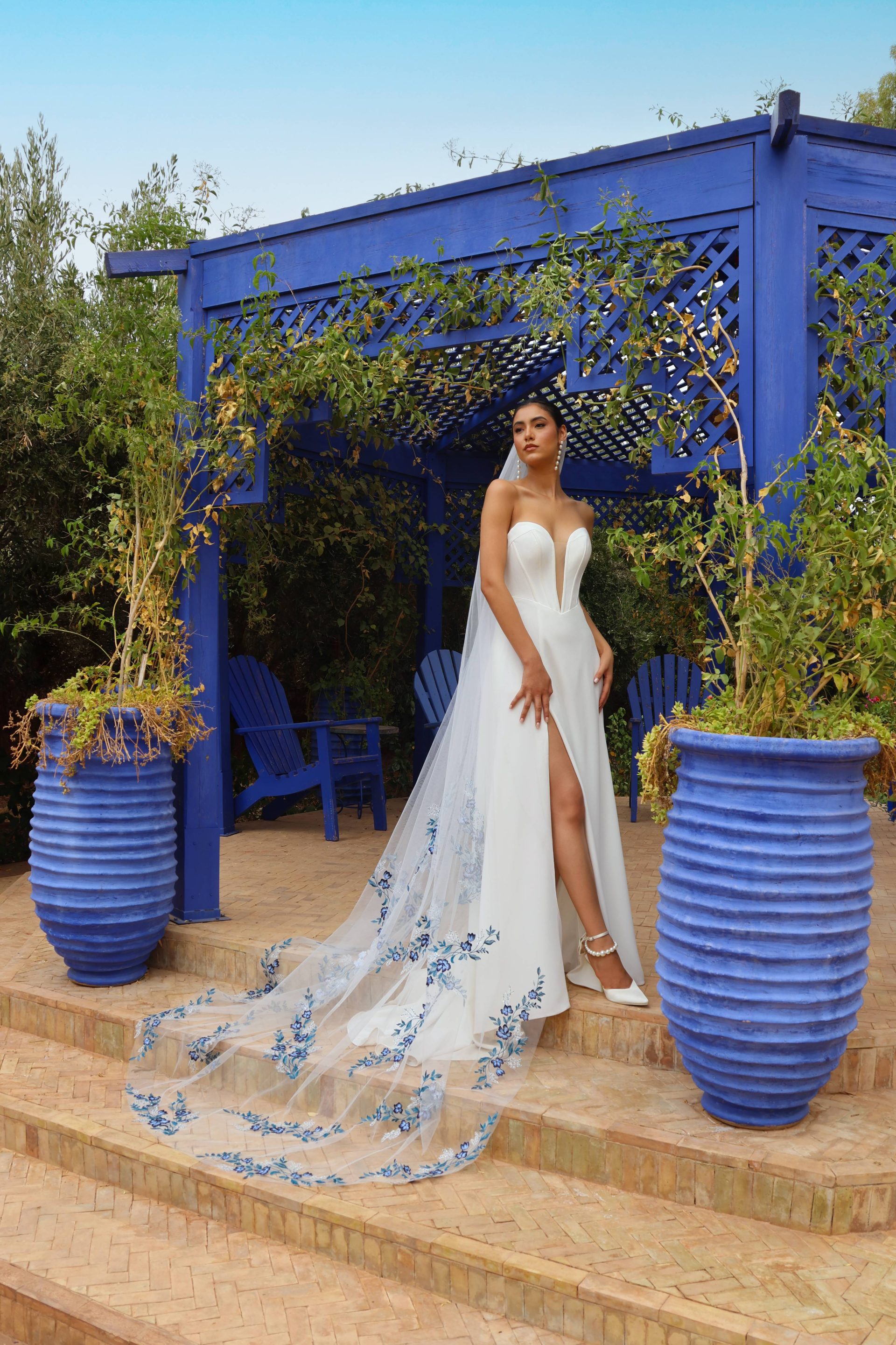 Robe de mariée, simple, long voile bleu iconique.