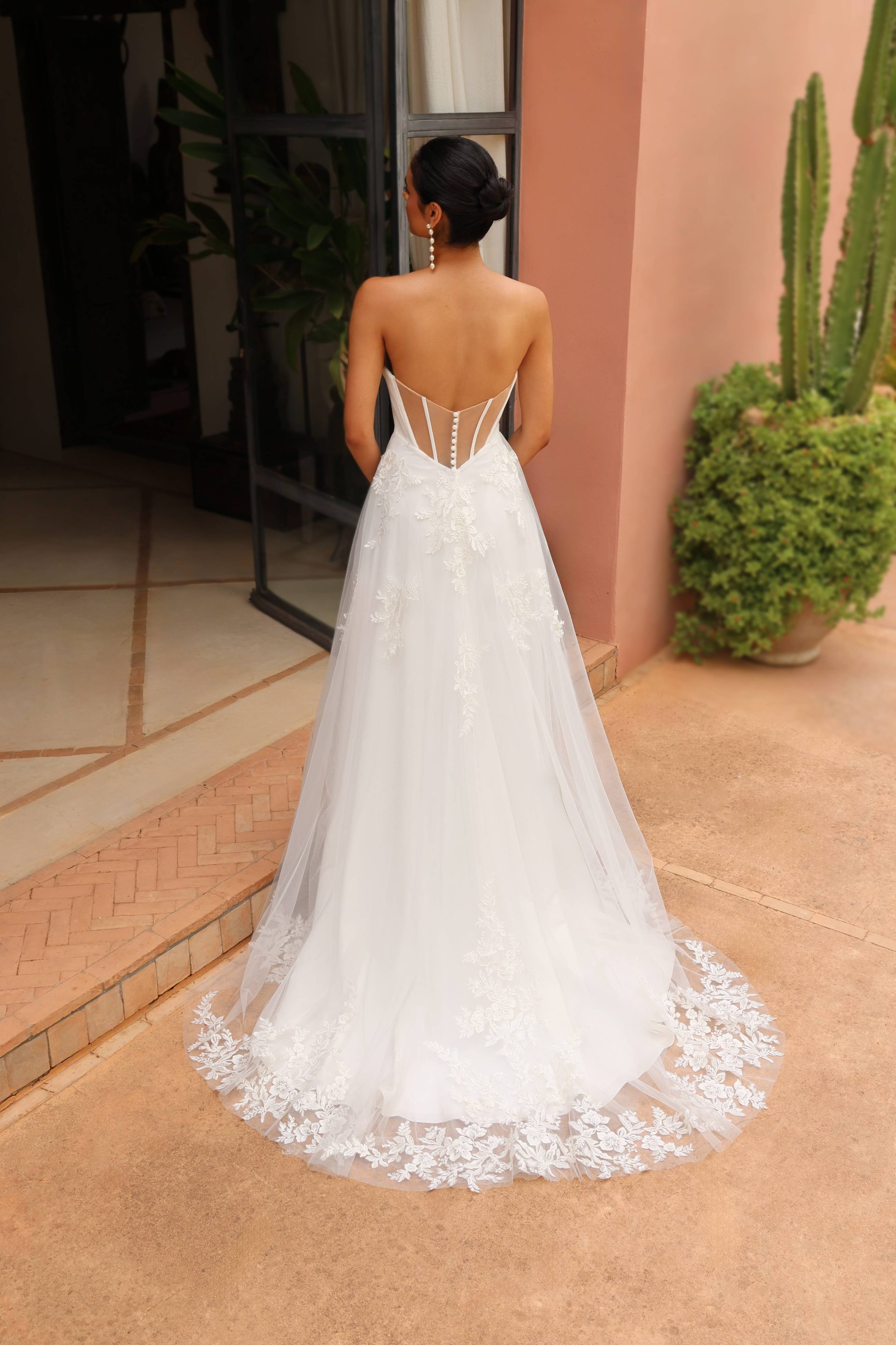 Robe de mariée, simple, long voile bleu iconique.