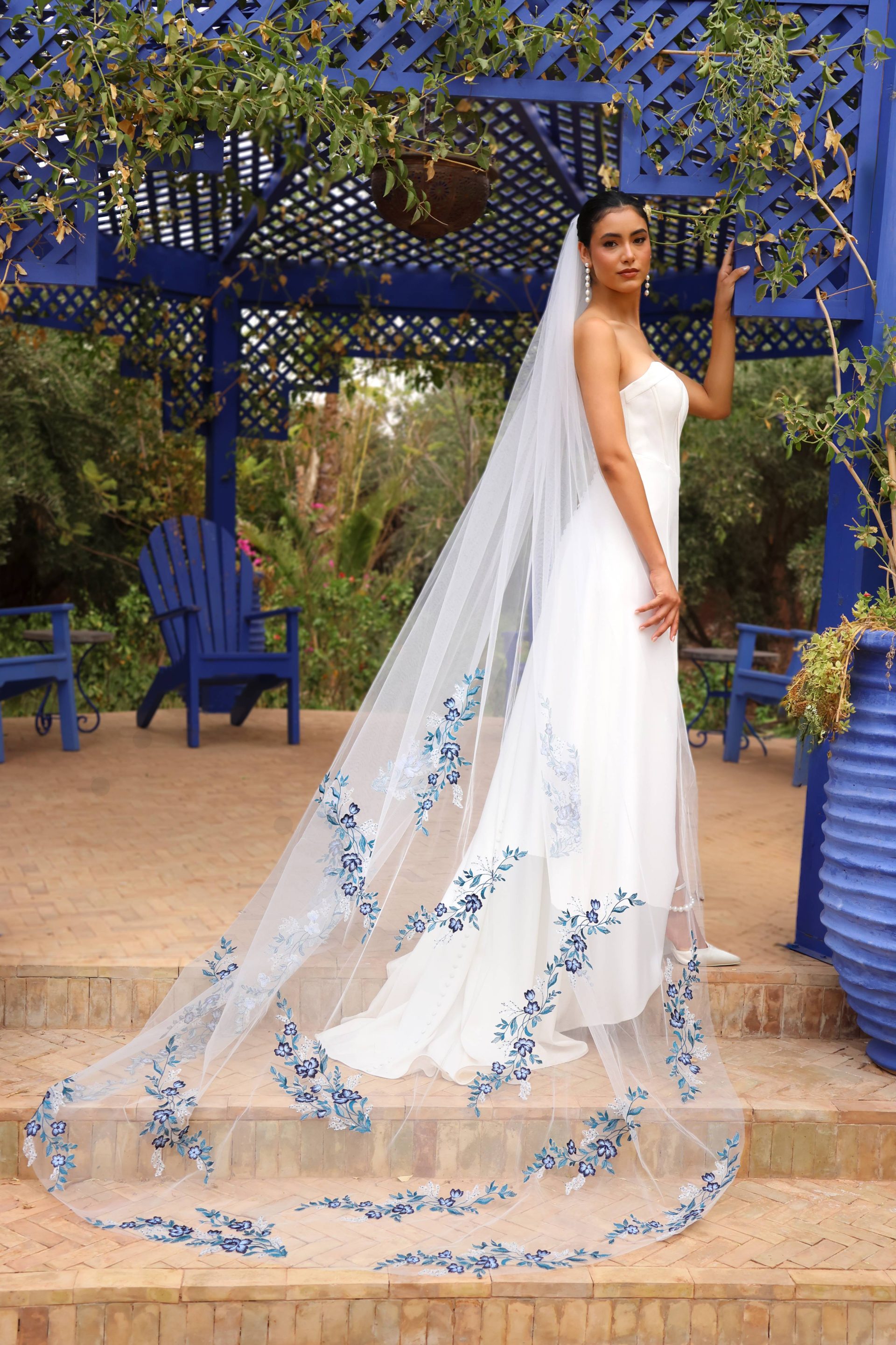 Robe de mariée Azurène avec son long voile bleu iconique.