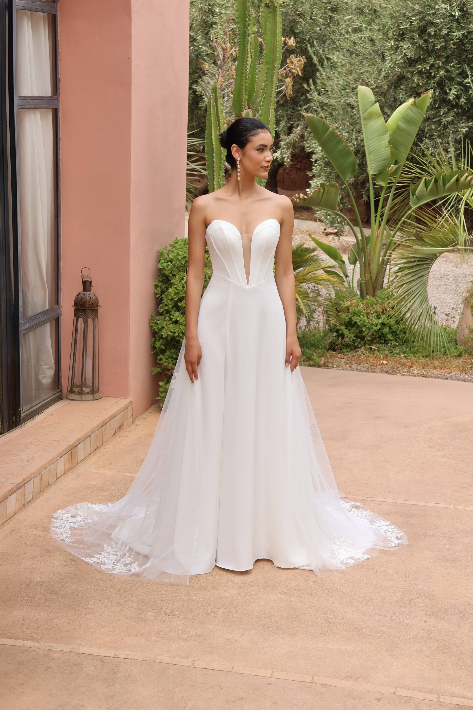Robe de mariée, simple, long voile bleu iconique.