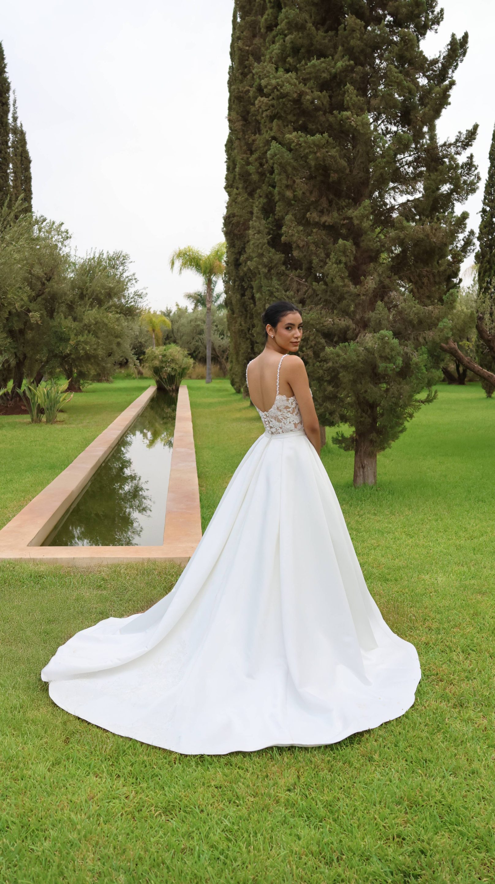 Robe de mariée princesse Calista, vue de face entière en mikado et dentelle.