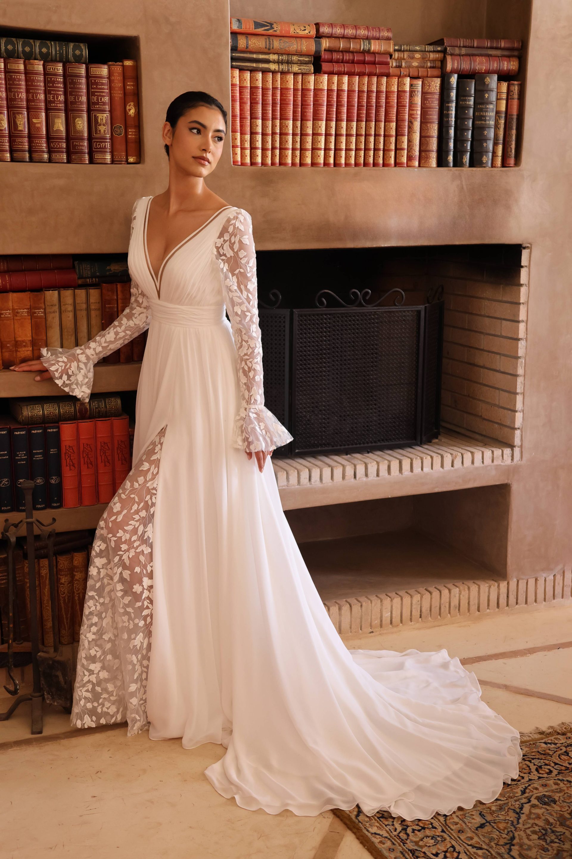 Robe de mariée sirène en crêpe satiné avec décolleté bustier, traîne brodée et nœud personnalisable