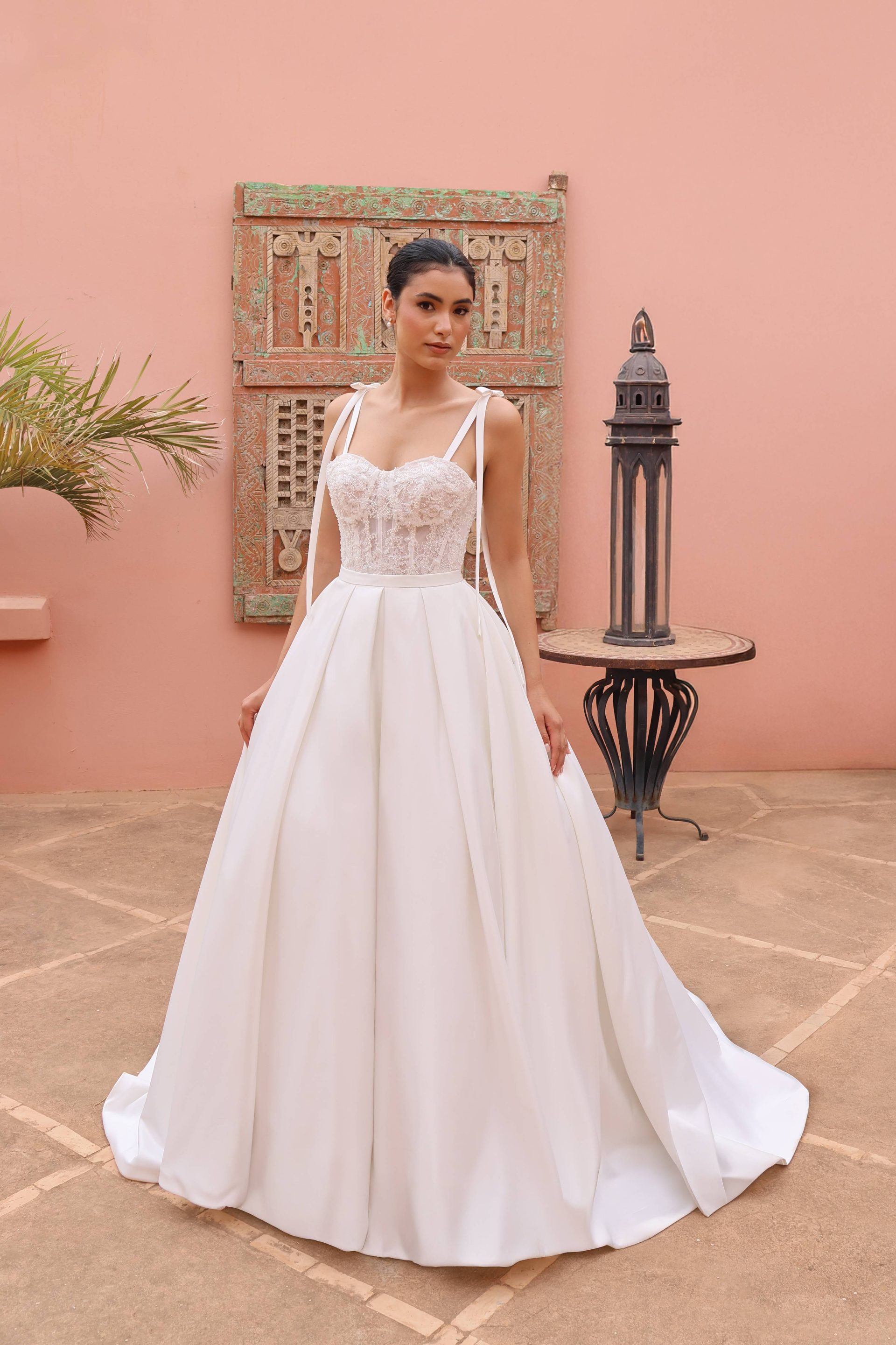 Robe de mariée Nayara avec surjupe longue en satin soyeux et traîne modulable à Toulouse.