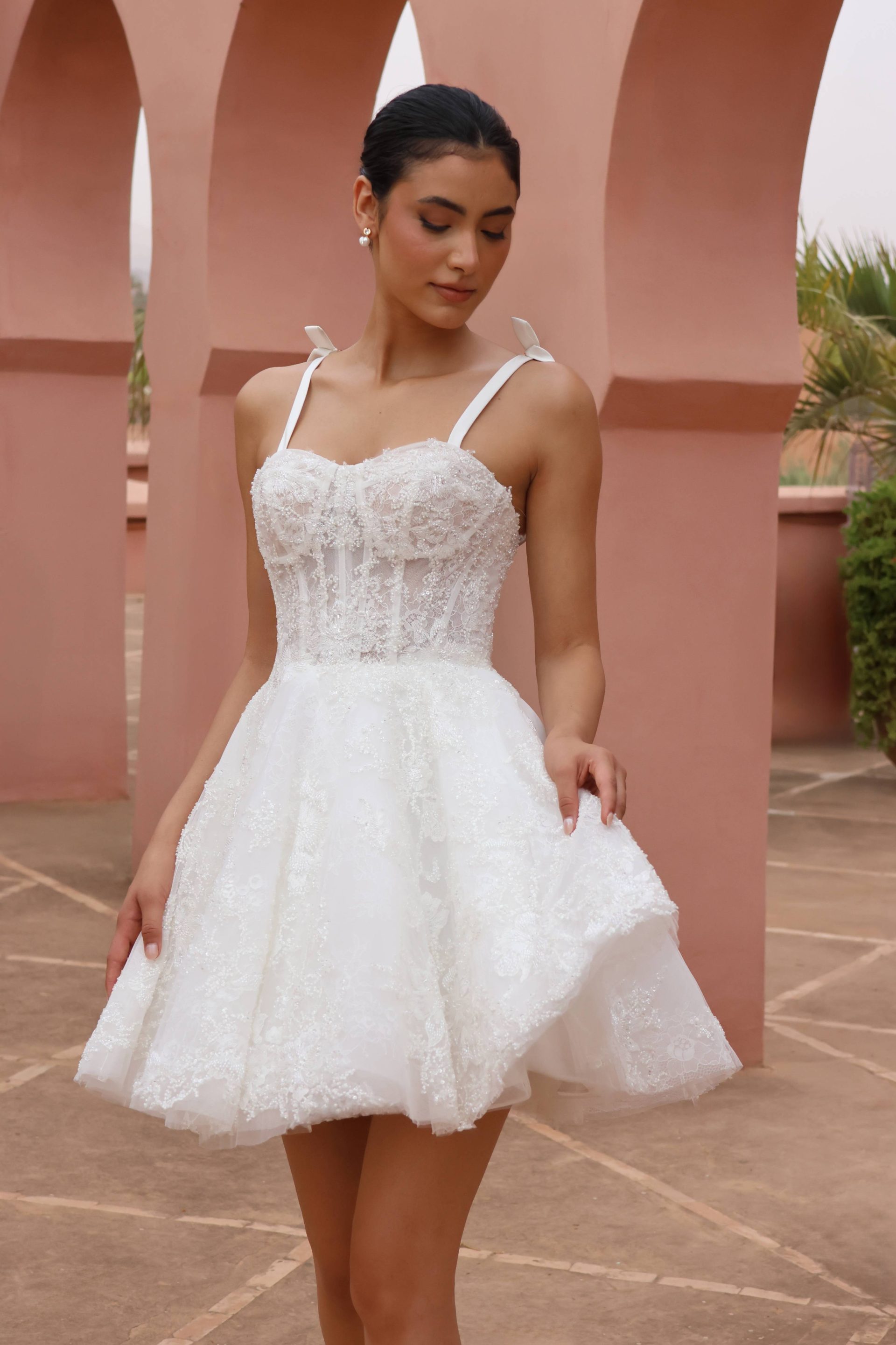 Robe de mariée courte Nayara, look soirée moderne et élégant.