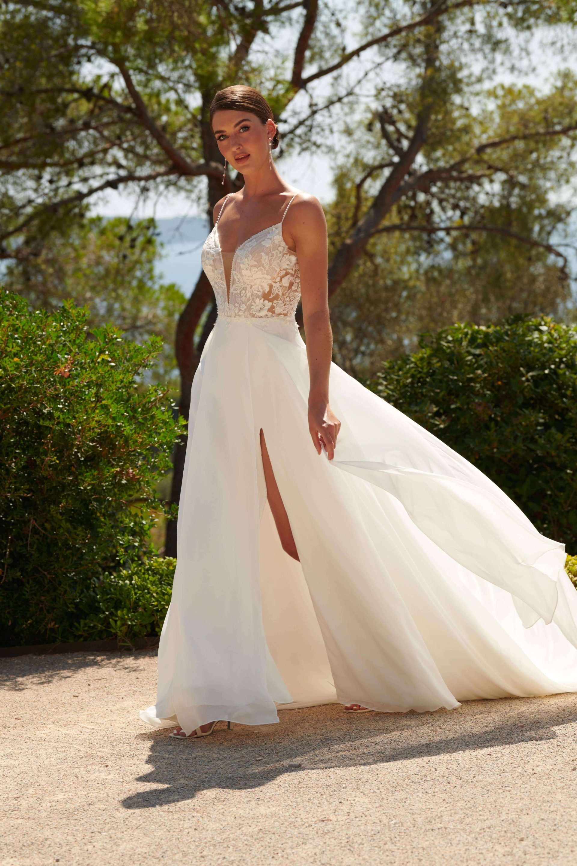 Robe de mariée Argan – fluidité et mouvement Robe de mariée Argan en tissu vaporeux, double fente et silhouette aérienne.