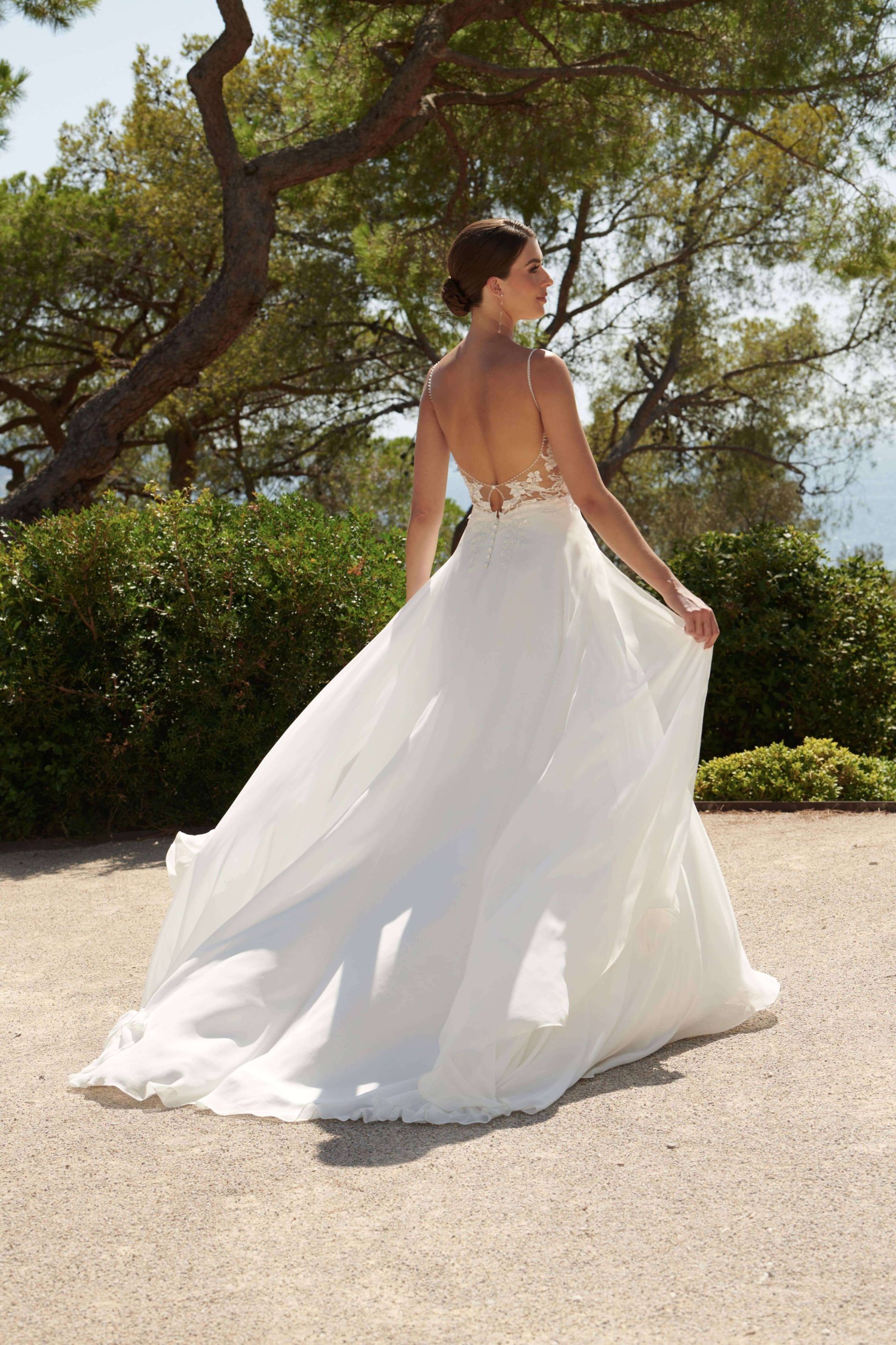 Robe de mariée Argan en mousseline vue de dos avec fines bretelles.