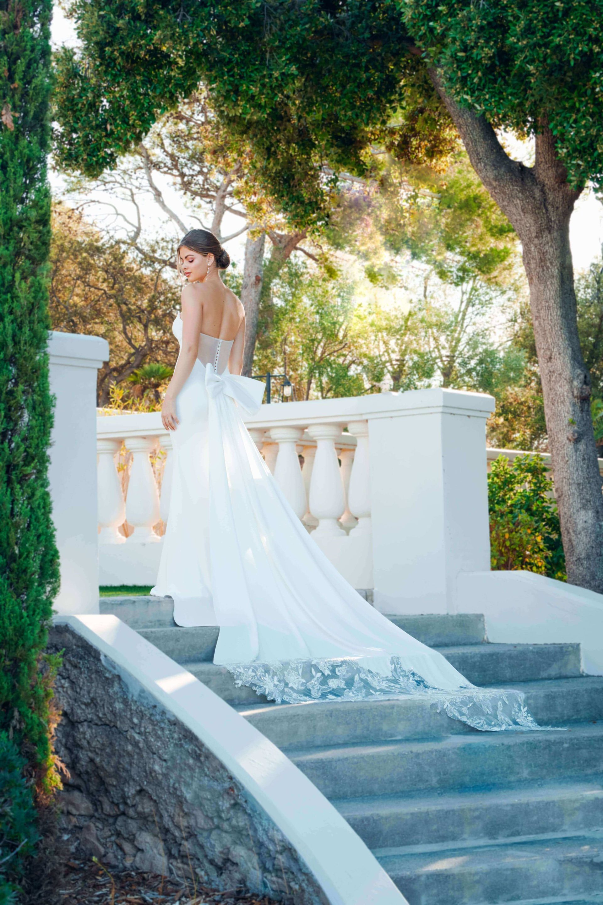Robe de mariée Blanche Note avec grand nœud amovible et asymétrique dans le dos.