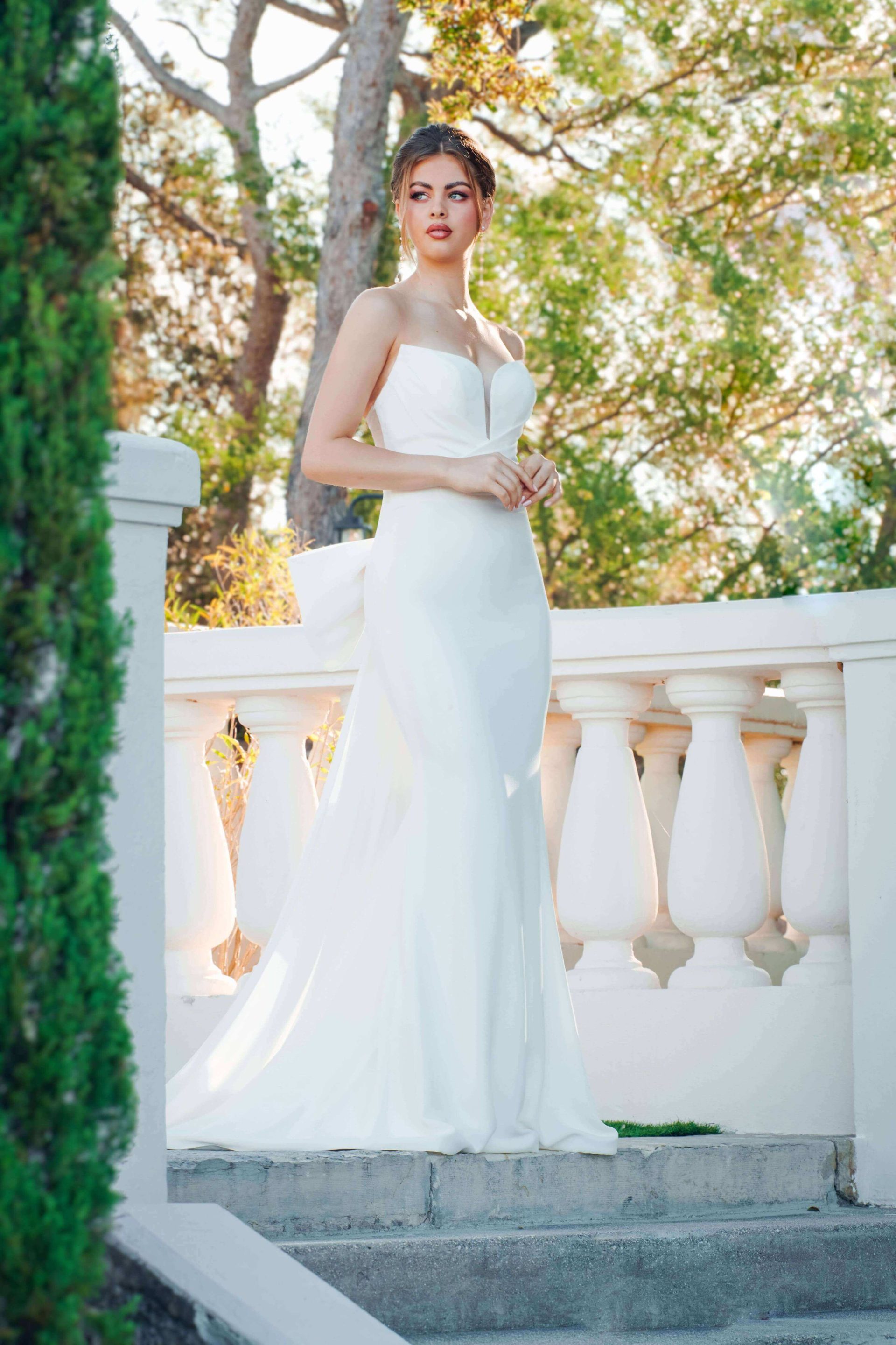 Robe de mariée sirène Blanche Note vue de profil – coupe épurée et moderne en crêpe.