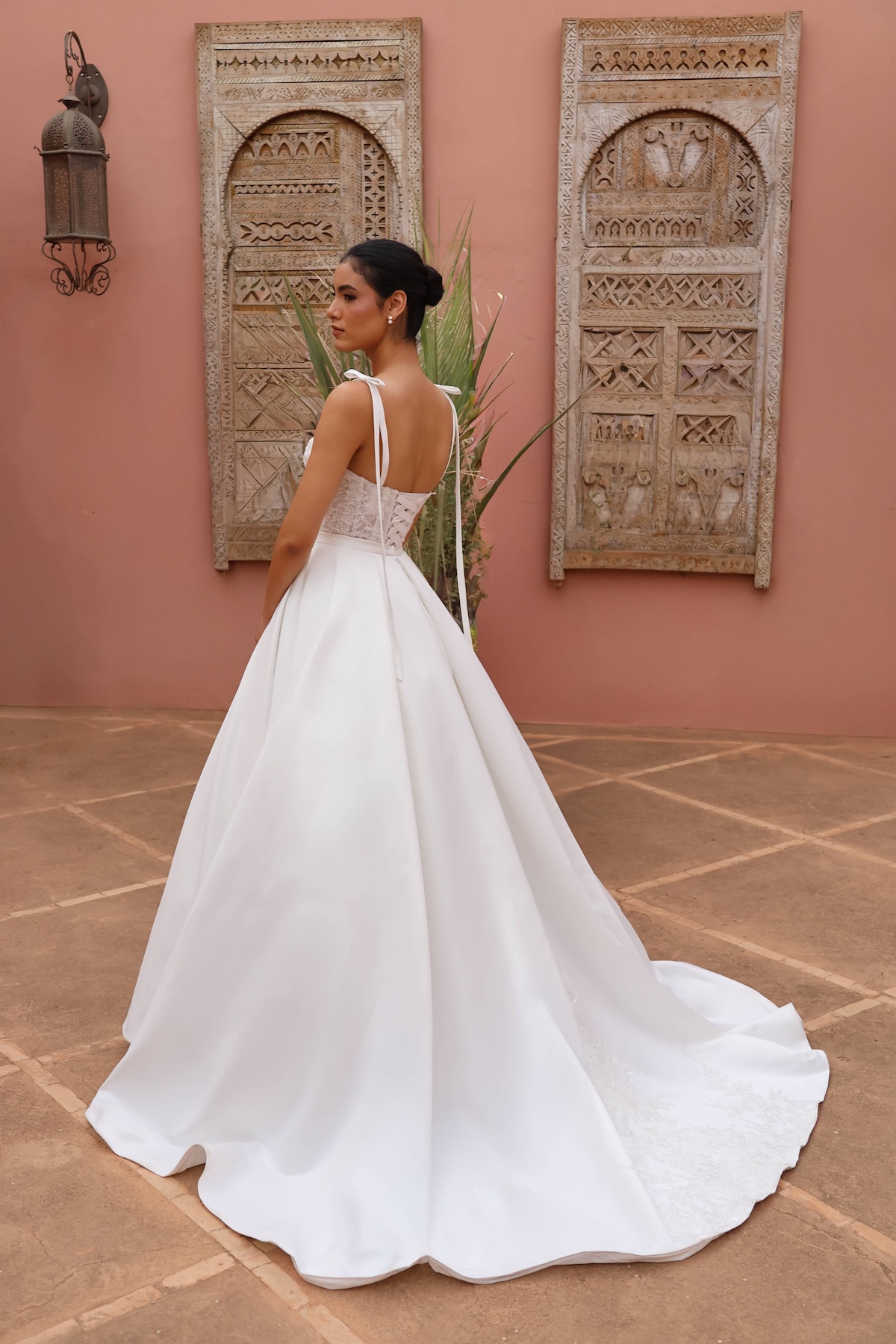 Robe de mariée Nayara avec surjupe longue en satin soyeux et traîne modulable.