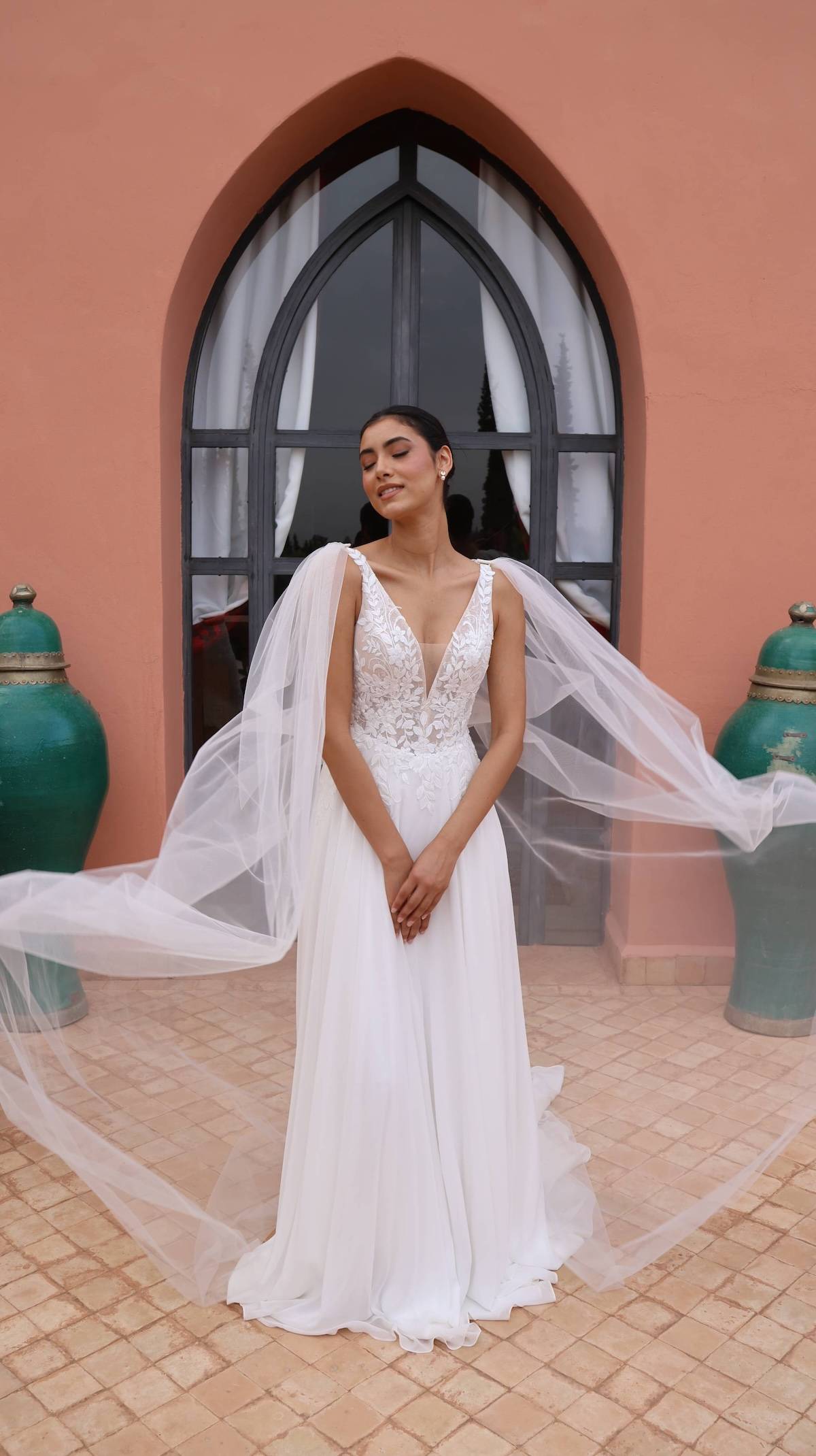 Robe de mariée bohème Florea avec jupe fluide en mousseline de soie et quille en dentelle.