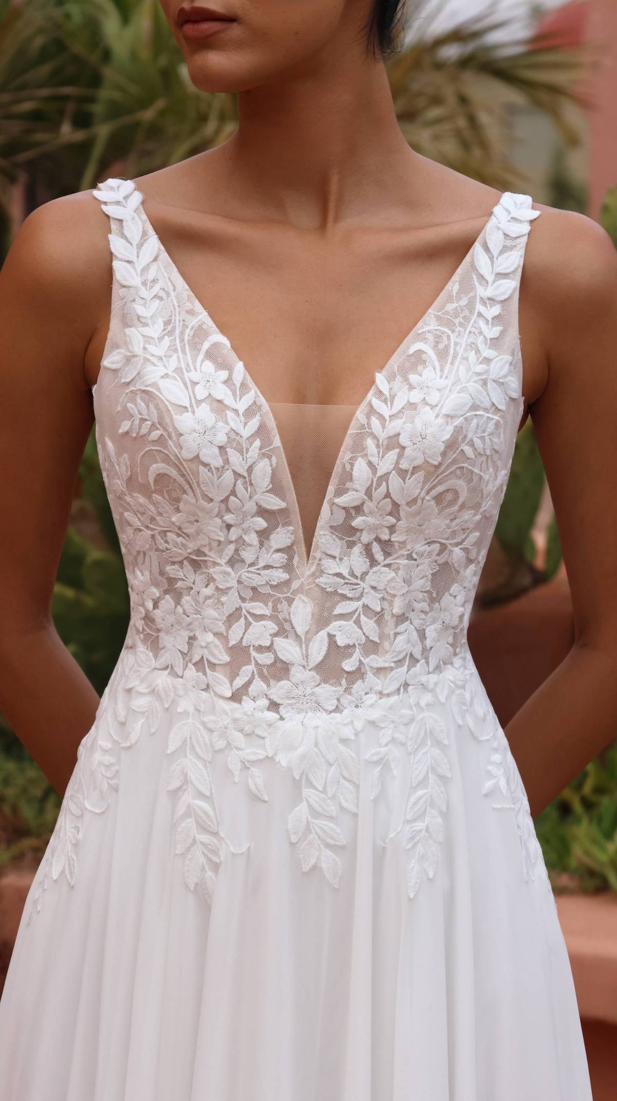 Détail des appliques feuillage en dentelle de la robe bohème Florea, sur-mesure dans notre atelier de Toulouse.