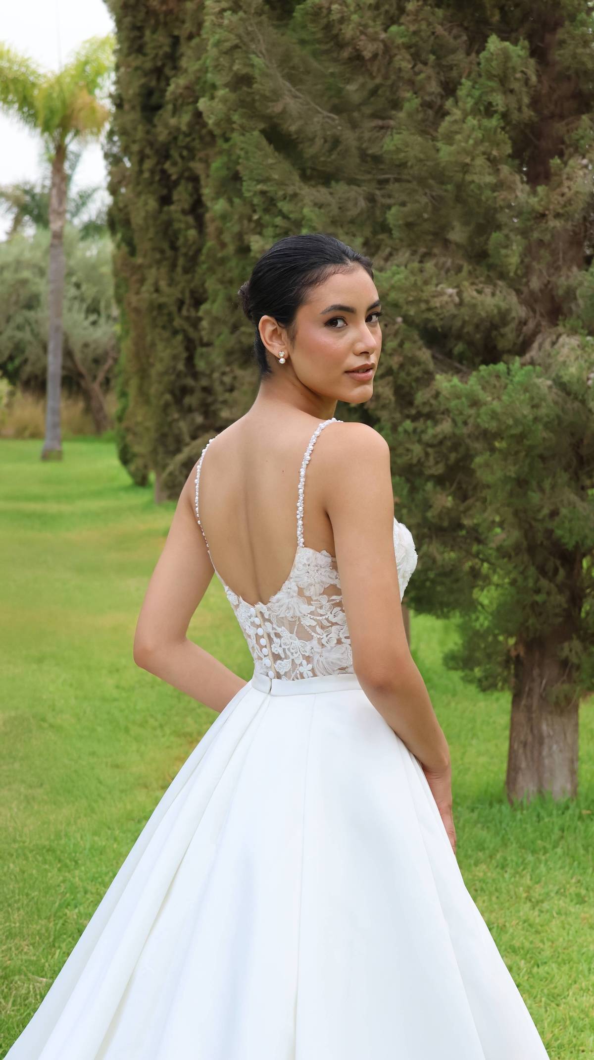 Dos de la robe de mariée Calista avec bretelles fines et boutons jusqu’à la traîne.