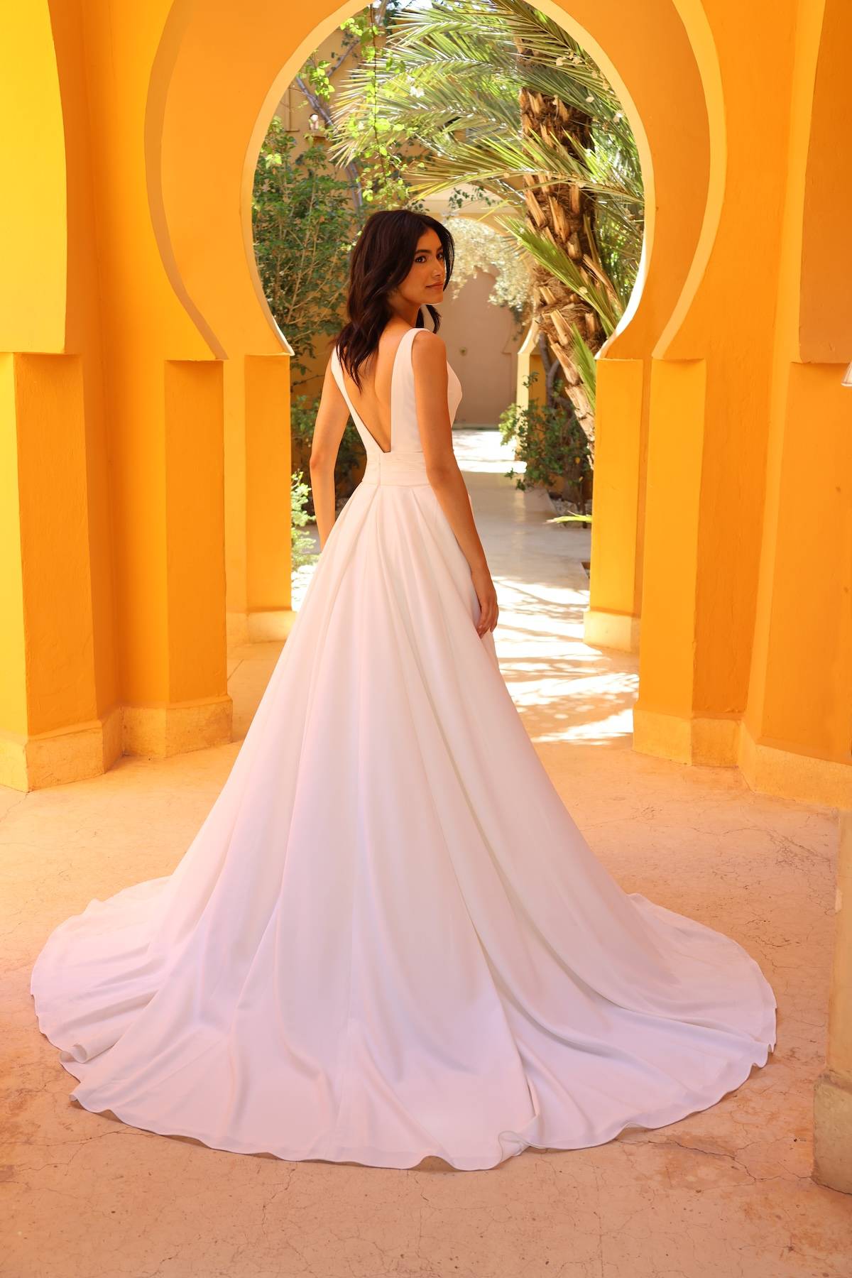 Robe de mariée Albane, dos en V profond et sur jupe amovible en crêpe.