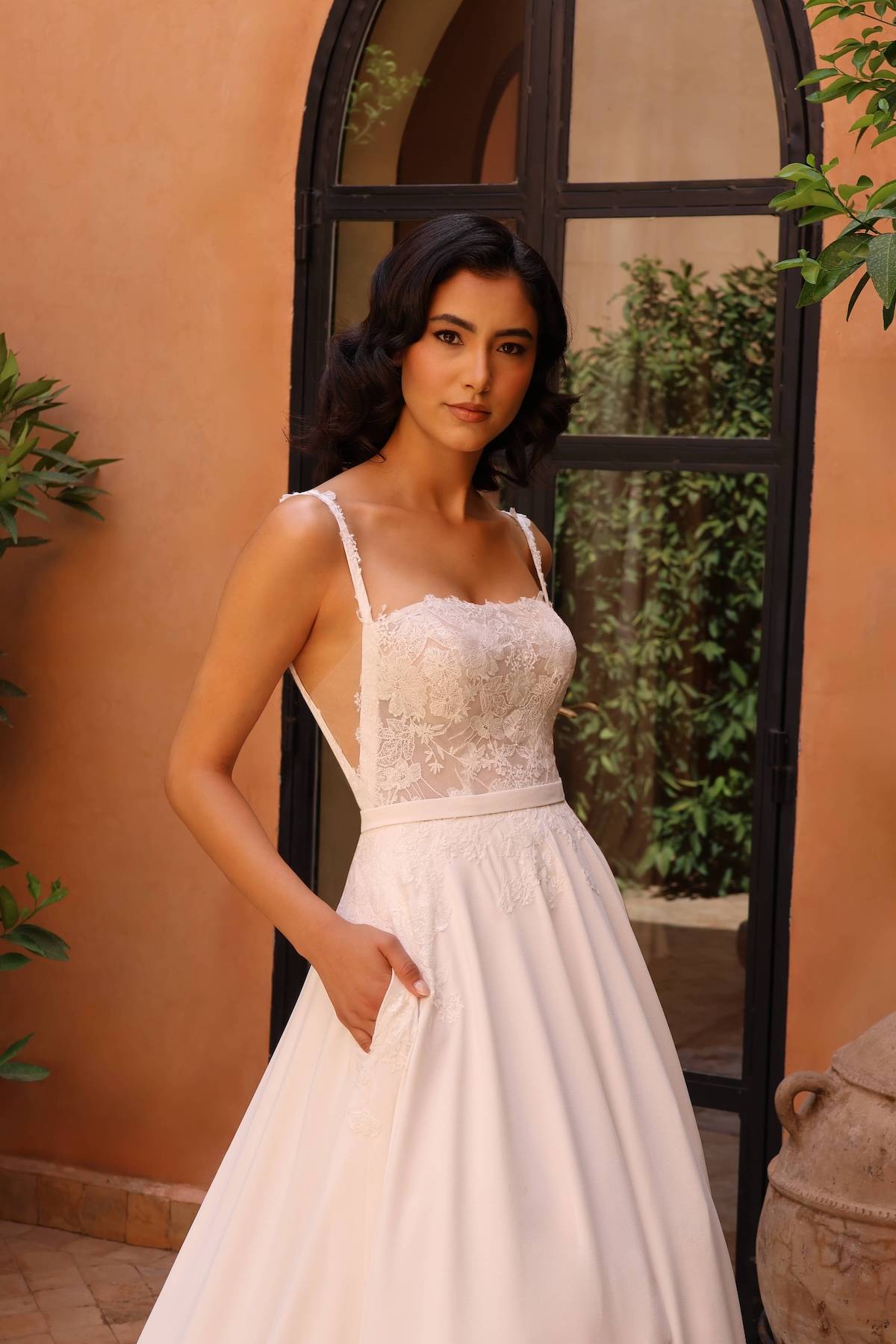 La robe de mariée Althéa, décolleté carrée en crêpe de haute qualité avec détails en dentelle et silhouette épurée, à Toulouse.