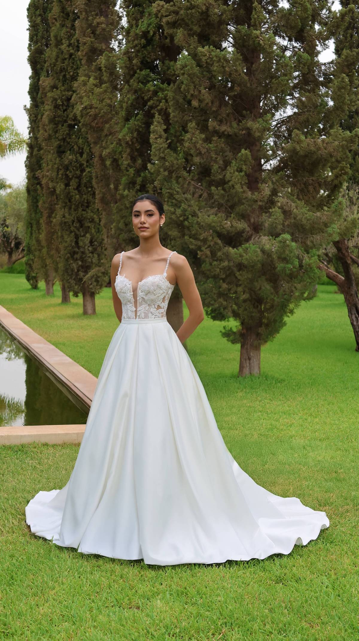 Robe de mariée Calista en mikado, vue entière avec traîne élégante.