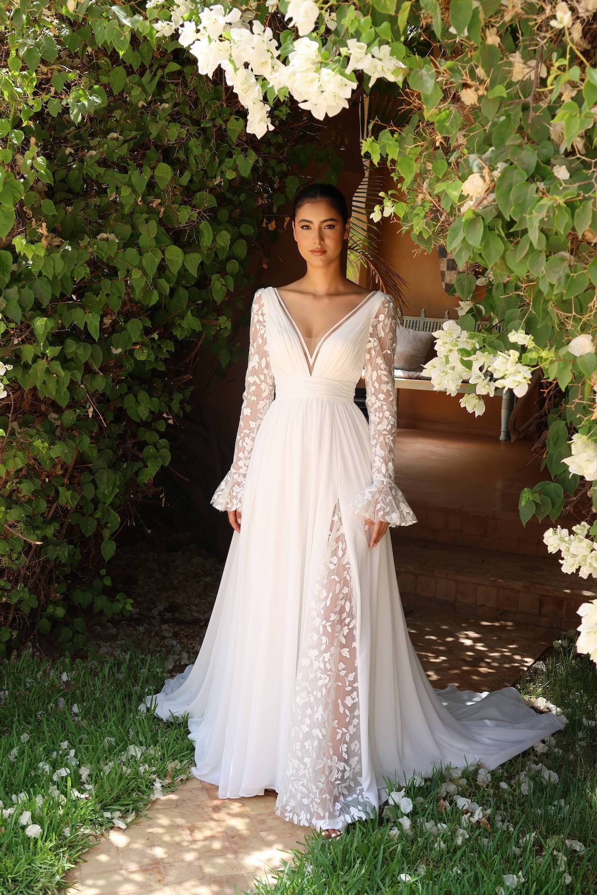 Robe de mariée Lyra, plissée en mousseline de soie avec manches longues en dentelle, Collection 2026.