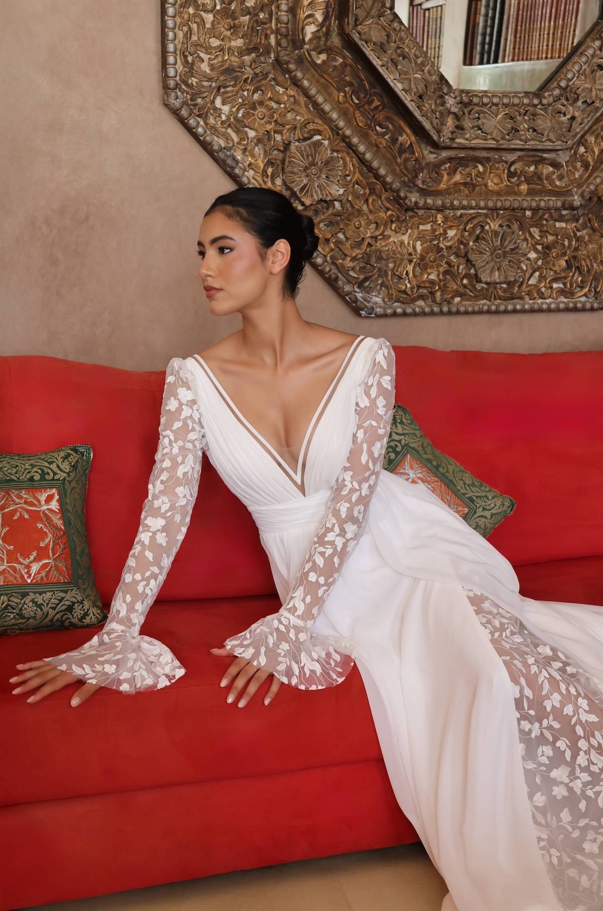 Robe de mariée Lyra, plissée en mousseline de soie avec manches longues en dentelle.