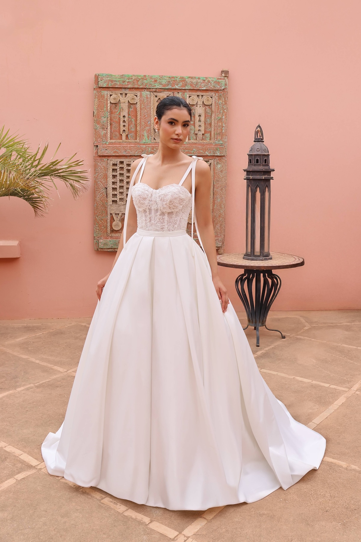 Robe de mariée Nayara avec surjupe longue en satin soyeux et traîne modulable à Toulouse.