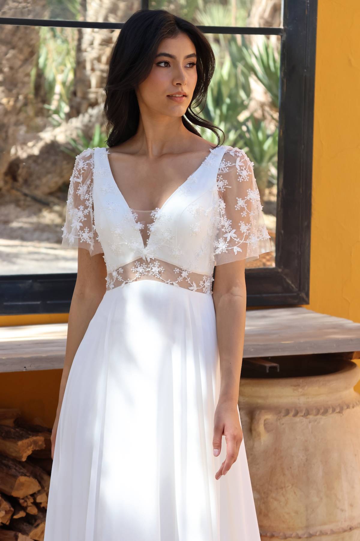 Robe de mariée bohème chic Orée, une création romantique en tulle et dentelle.