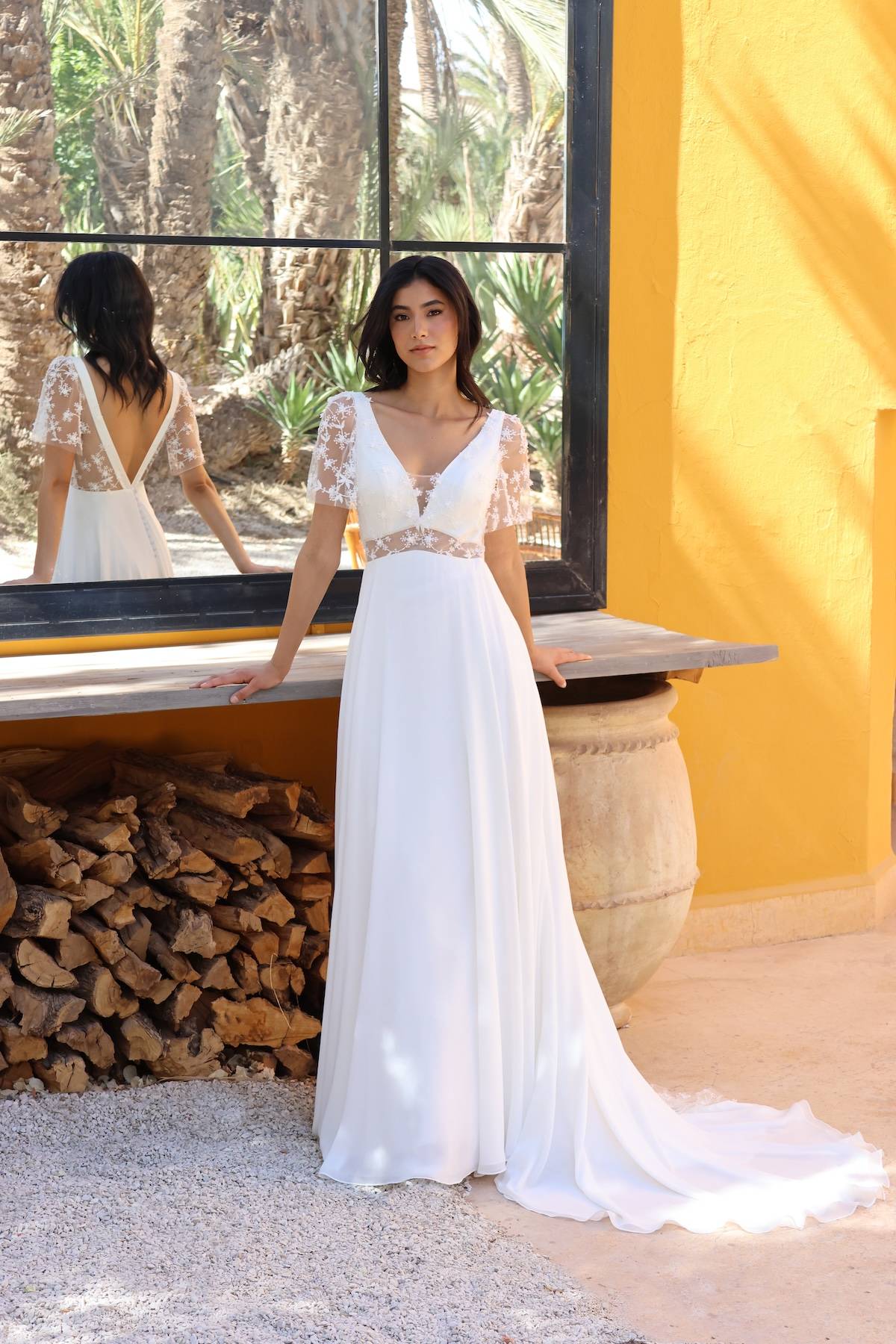 Robe de mariée bohème chic Oré, confection en tulle léger et manches délicates.