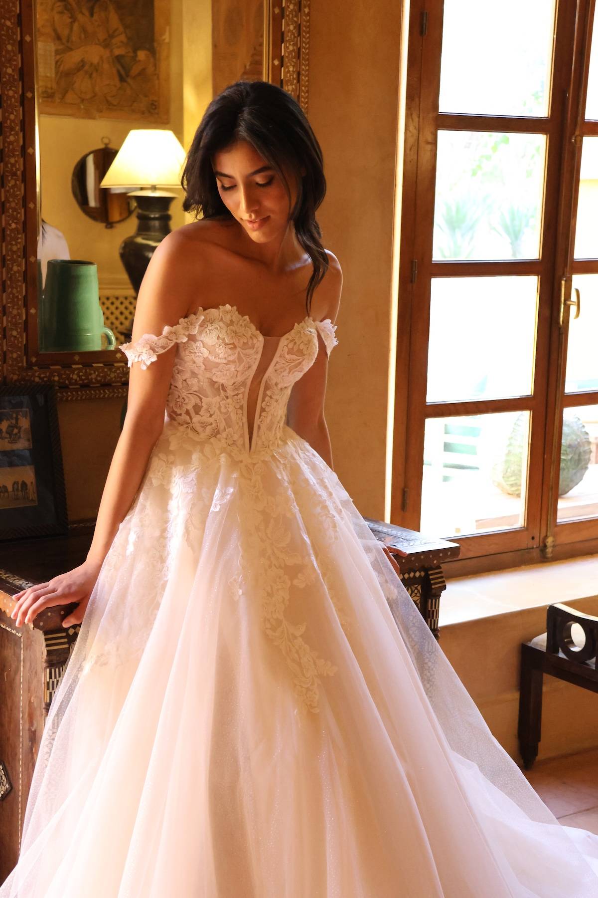 Gros plan sur la robe de mariée Rosée d’Or, bustier couleur champagne en dentelle avec fines bretelles immovibles.