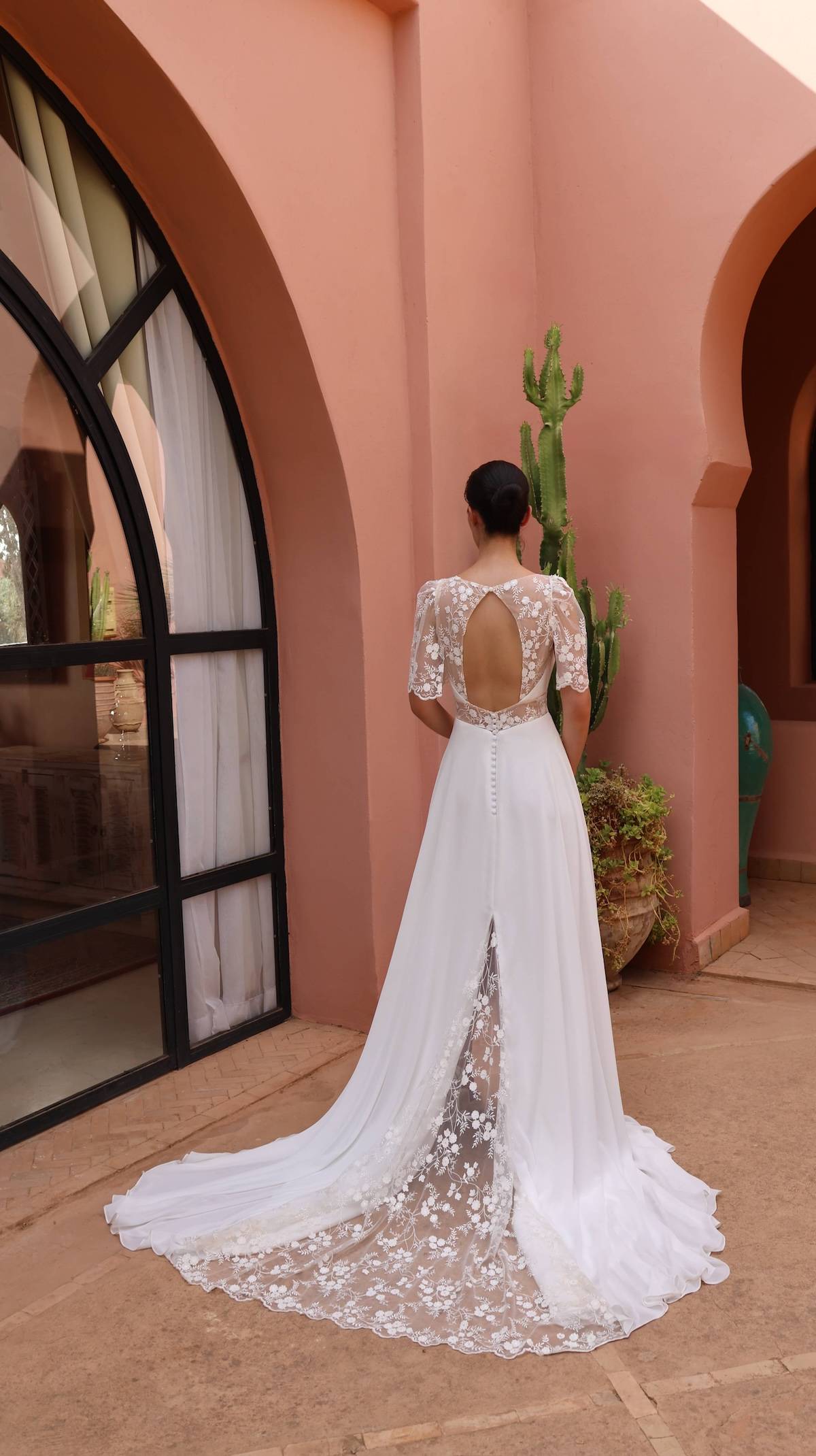 Robe de mariée bohème Rosalyn en dentelle et mousseline, coupe fluide et féminine.