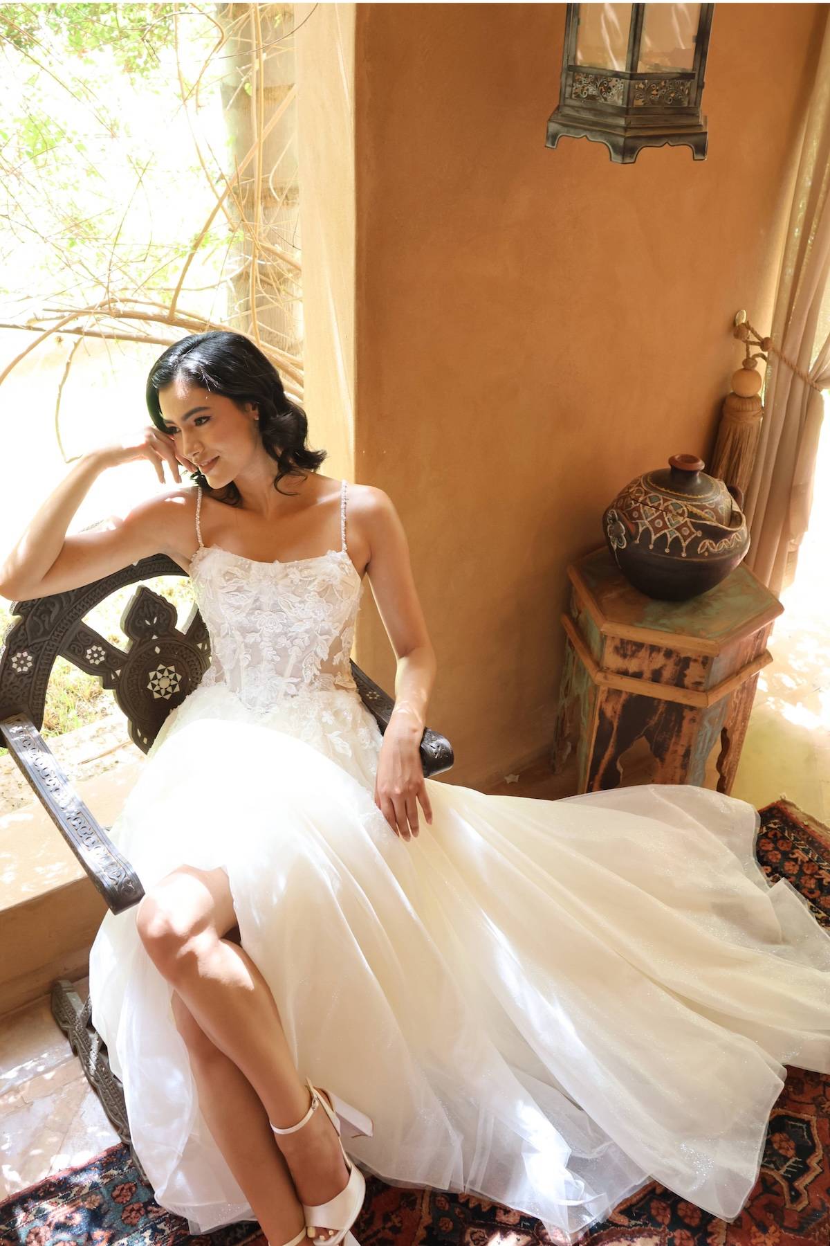 Robe de mariée Saphira, coupe évasée avec bustier en dentelle couture et jupe en tulle pailleté, sur-mesure à Toulouse.