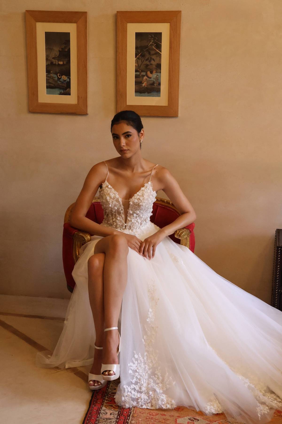 Robe de mariée couture en tulle fluide, avec fente glamour et dentelle 3D.