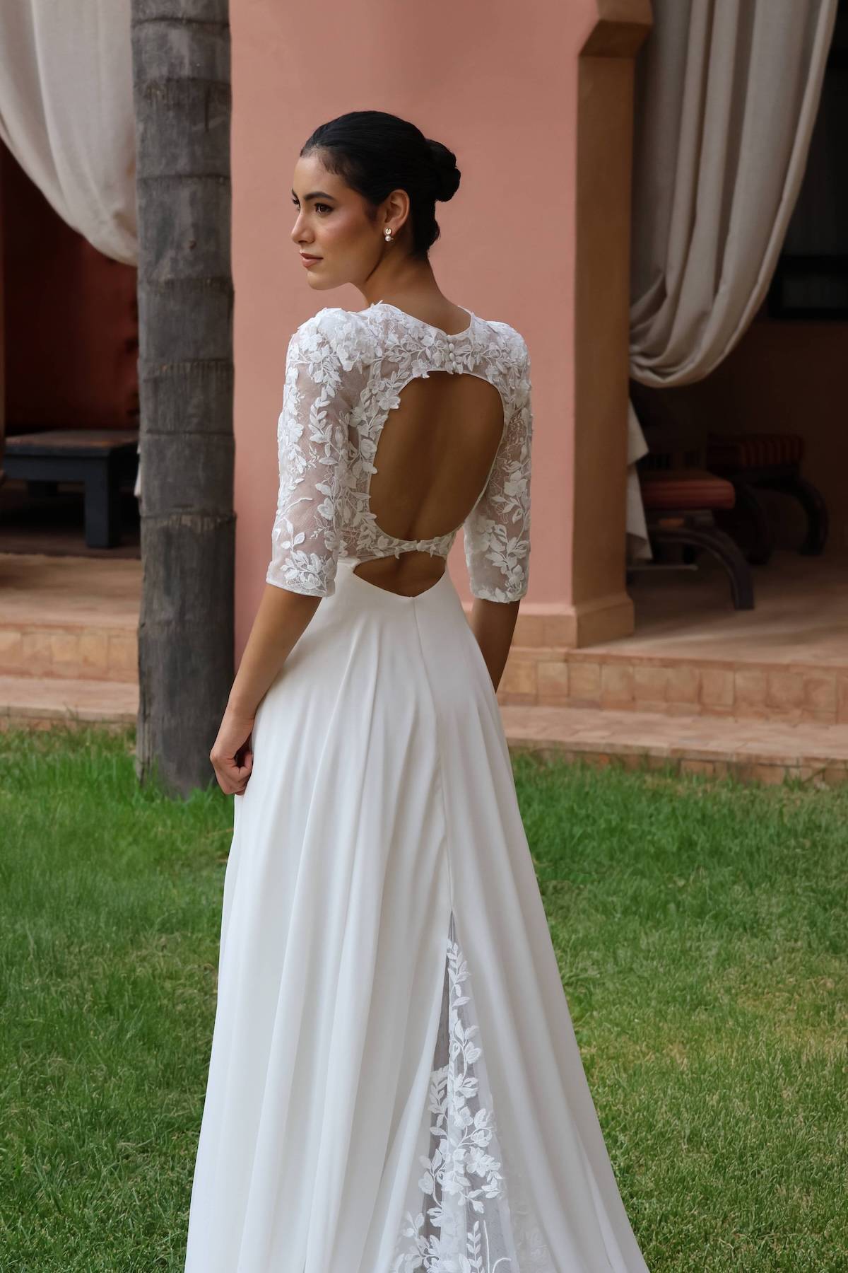 Vue de dos de la robe de mariée Lunaria, coupe bohème chic, traîne fluide avec détails en dentelle délicate. À toulouse