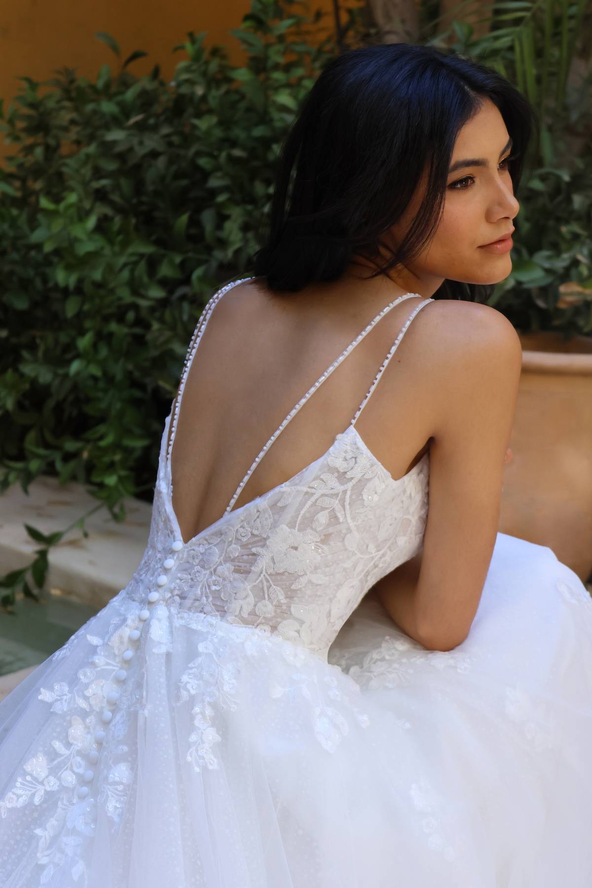 Robe de mariée princesse Jacinthe en tulle fluide avec bustier en dentelle et jupe évasée.