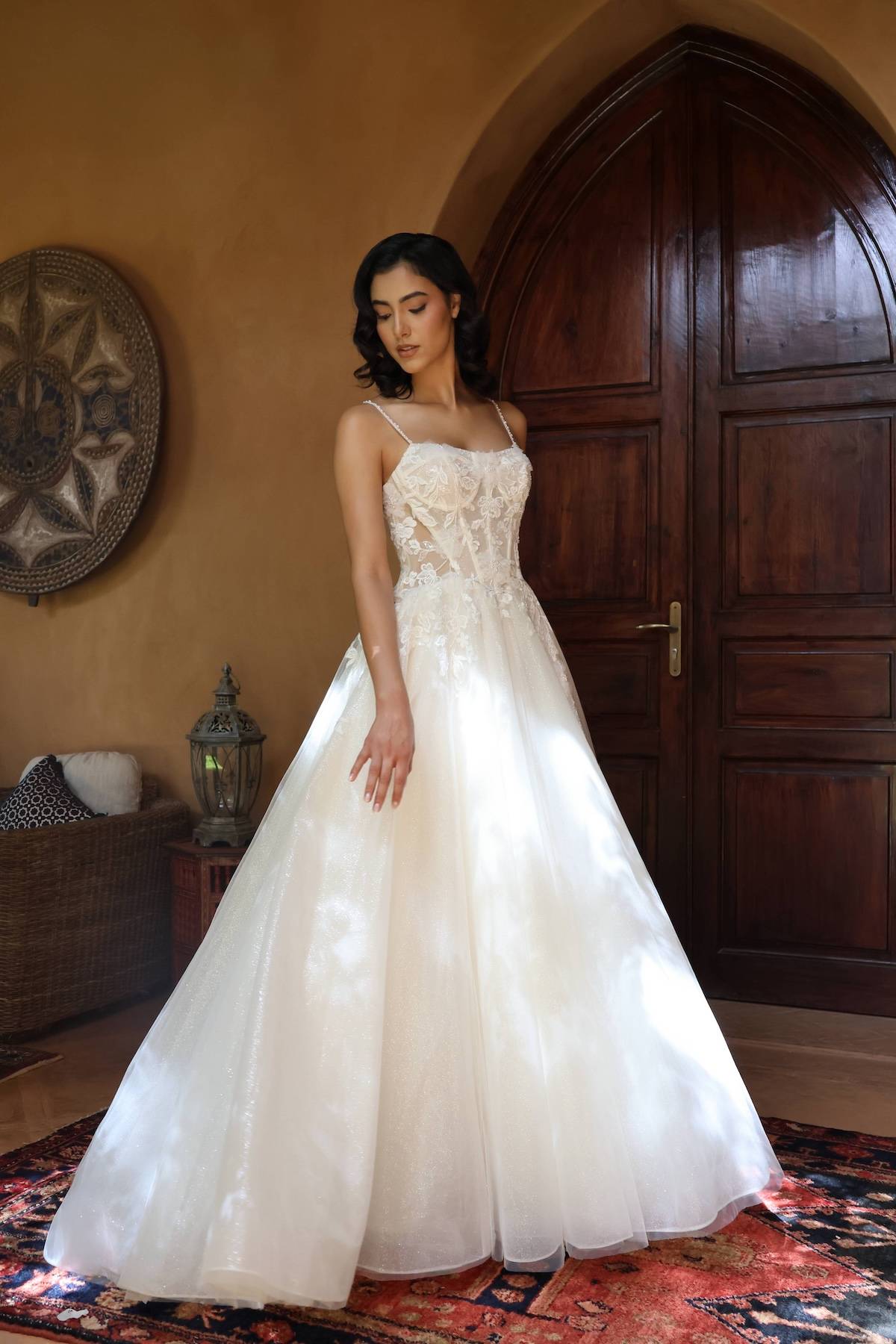 Robe de mariée Saphira, coupe évasée avec bustier en dentelle couture et jupe en tulle pailleté, sur-mesure à Toulouse.