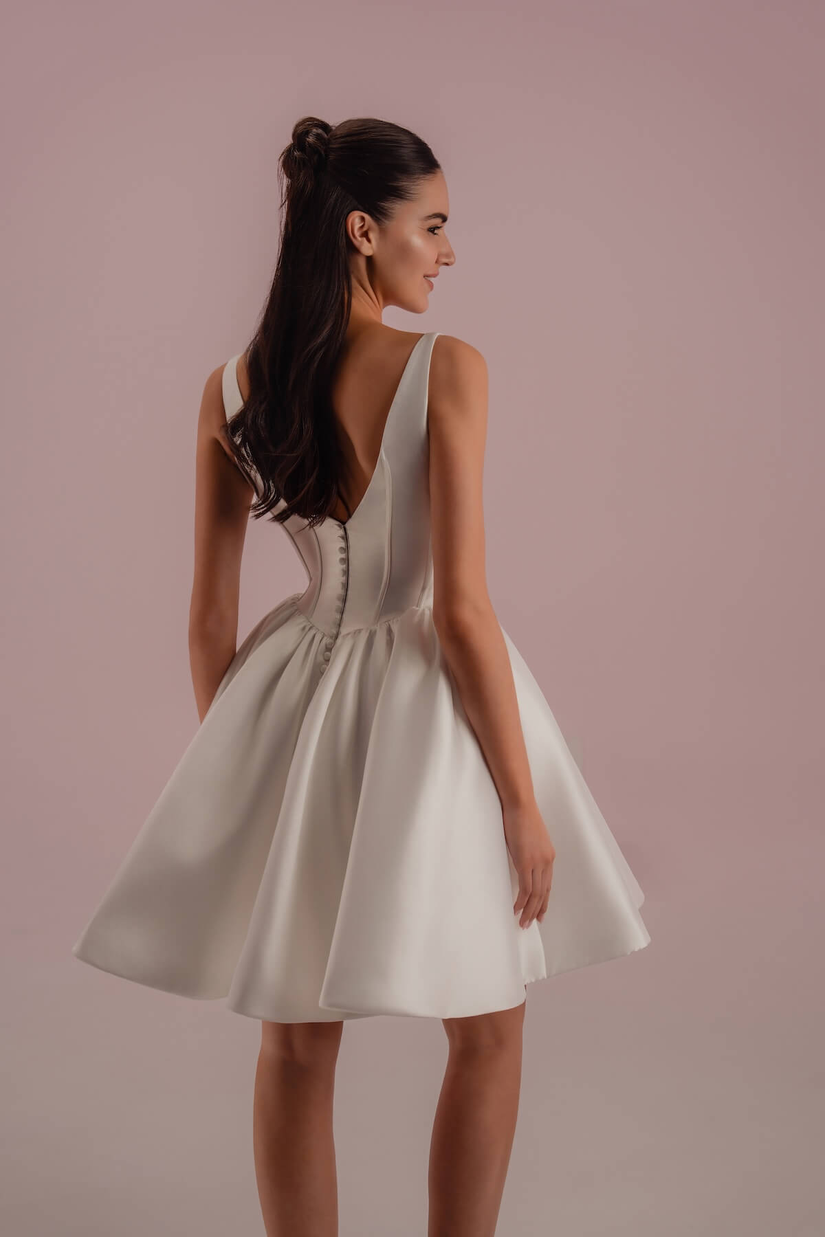 la-valerie-robe-mariee-civile-courte-mikado-voiture-rouge-toulouse La Valérie, robe de mariée civile courte en mikado photographiée assise sur une voiture vintage rouge