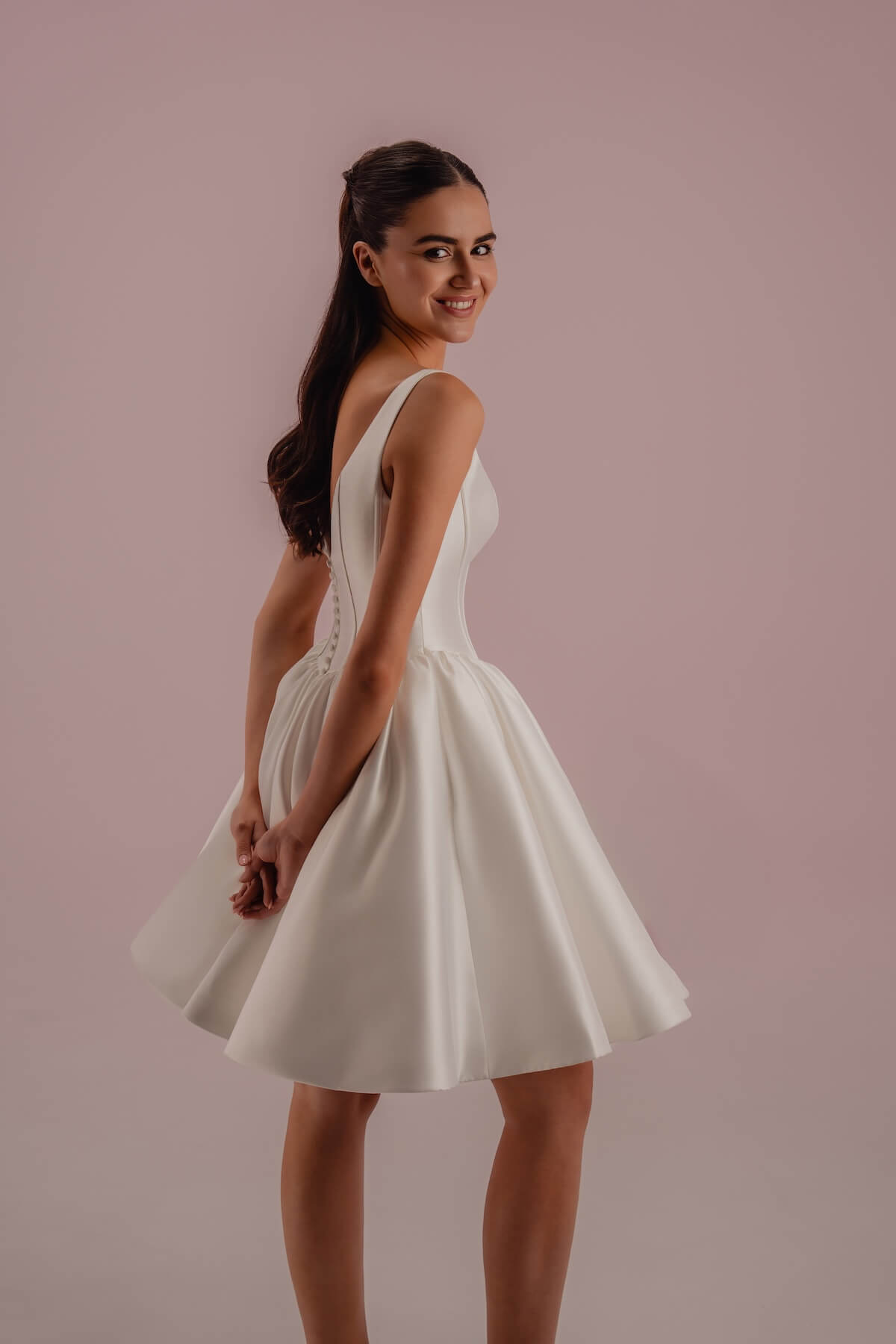 La Valérie, robe de mariée civile courte en mikado vue de dos en mouvement avec jupe évasée