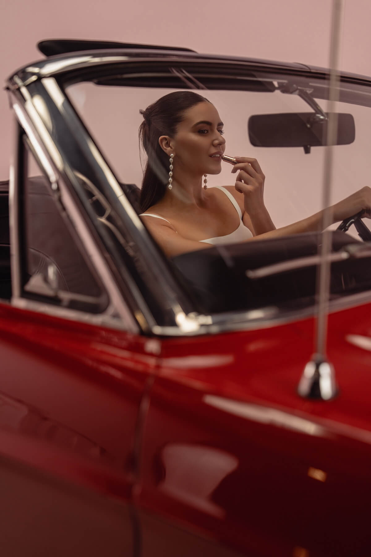 Détail éditorial de La Valérie, robe de mariée civile courte en mikado, reflet dans le miroir d’une voiture vintage