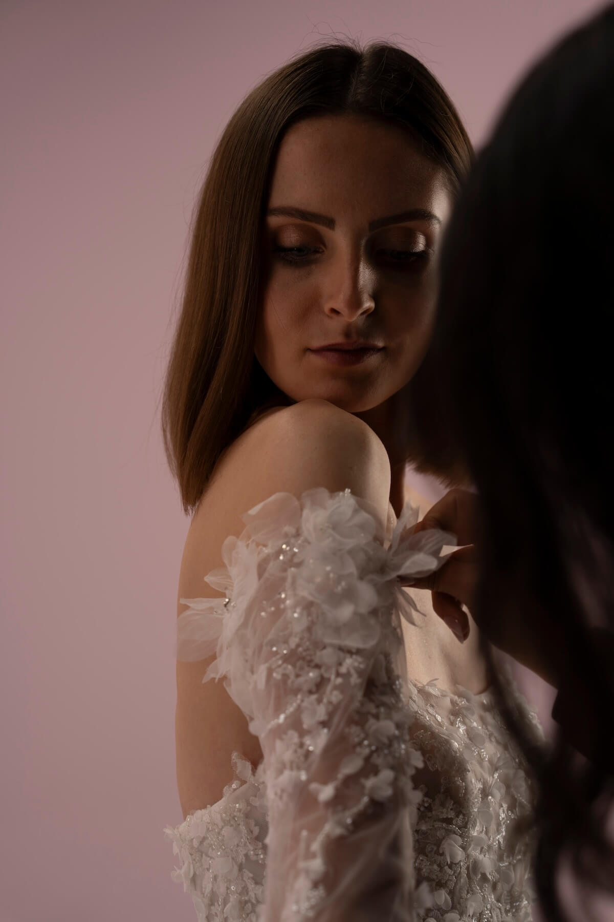 Détail de Monroe, robe de mariée civile en dentelle florale 3D avec manche longue amovible transparente