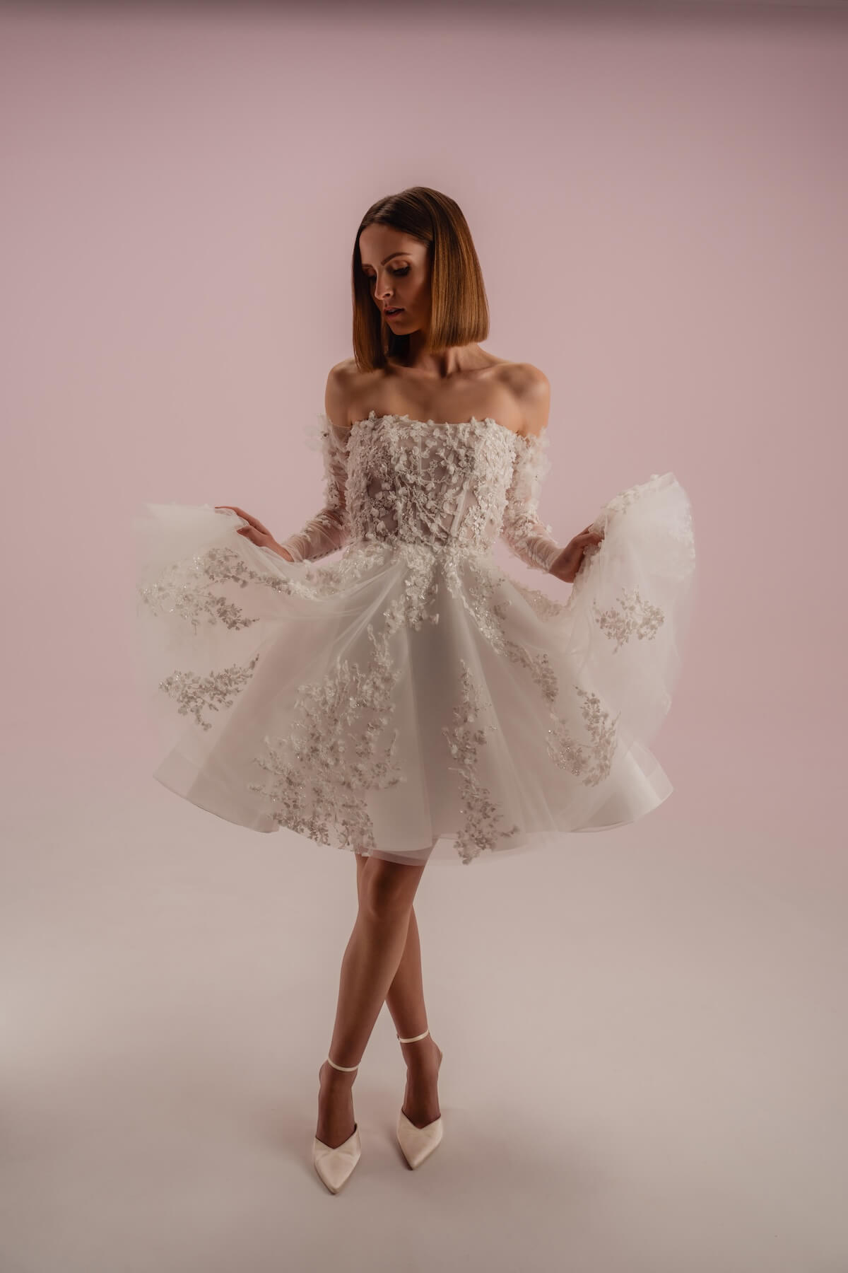 Monroe, robe de mariée civile courte bustier en dentelle florale 3D, vue de face avec manches amovibles